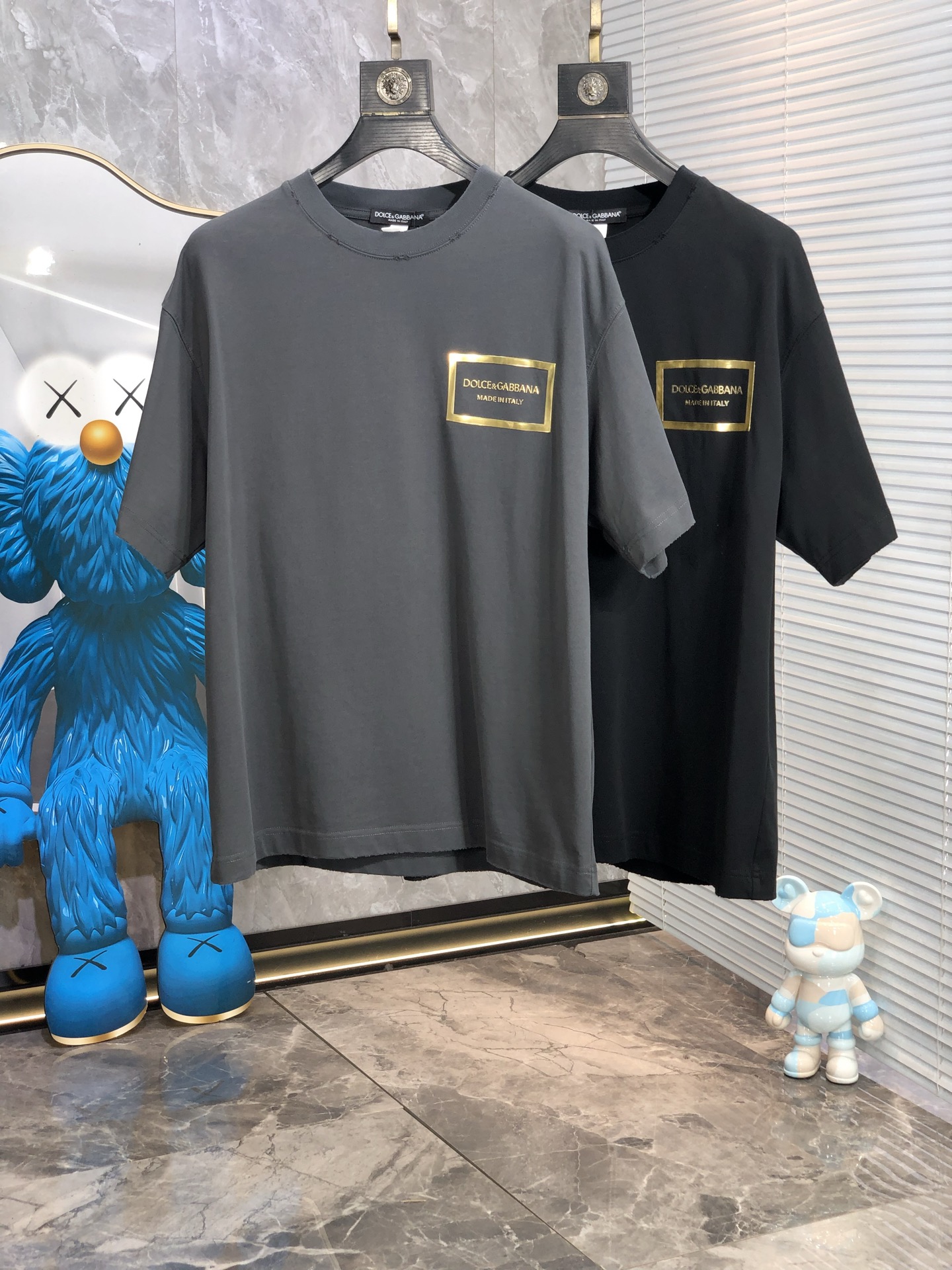 NO:154620,.D&G. Top products 2025 spring and summer new style first launch counter latest short-sleeved round neck T-shirt, high-end customization, avant-garde and fashionable design!  Brand logo heavy craftsmanship design, high-end customized original European cotton fabric, soft feel, comfortable to wear, b counter-level exquisite car line, fine workmanship, invincible and handsome upper body effect!  G-stylish men's essential items!  Code number M-4xL.m wear 175/130, Dolce & Gabbana, T-shirt,tees, t-shirt,alexander wang19860909.D&G.顶级货品2025春夏新款首发专柜最新款短袖圆领T恤 高端订制 设计前卫时尚！品牌logo重工艺设计 高端定制原版欧棉面料.手感柔软.穿着舒适.b专柜级别精致车线.做工精细.上身效果无敌帅气！g型男必备单品！码数M-4xL.m穿175/130,,Dolce&Gabbana,T-shirt,tees，t-shirt,alexander wang,Men's clothing