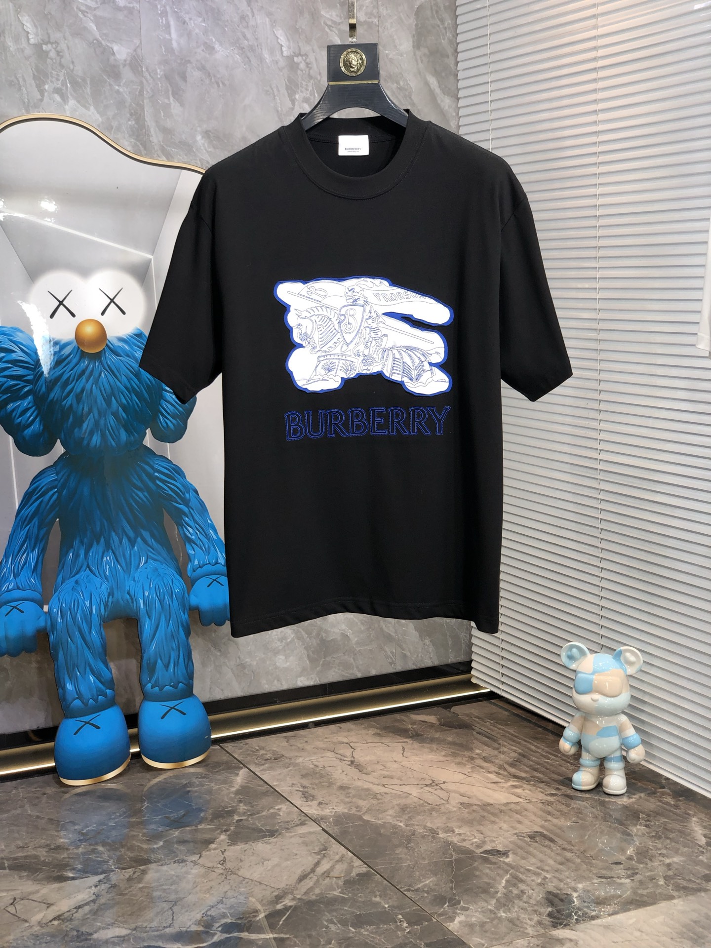 NO:154626,.Burberry. 2025 spring and summer new style letter logo round neck short-sleeved T-shirt, spring and summer casual outfit is essential, original pure cotton fabric. It is completely reflected in the high-end aesthetic workmanship, and the workmanship is more exquisite and atmospheric, with a strong three-dimensional feeling, which is very stunning, the fabric is soft and skin-friendly, and the upper body is a bit lazy and high-end feel. This washing T-T-T-T-T-T-T-T-T-T-T-T-T-T-T-T-T-T-T-T-T-T-T-T-T-T-T-T-T-T-T-T-T-T-T-T-T-T-T-T-T-T-T-T-T-T-T-T-T-T-T-T-T-T-T-T-T-T-T-T-T-T-T-T-T-T-T-T-T-T-T-T-T-T-T-T-T-T-T-T-T-T-T-T-T-T-T-T-T-T-T-T-T-T-T-T-T-T-T-T-T-T-T-T-T-T-T-T-T-T-T-T-T-T-T-T-T-T-T-T-T-T-T-T-T-T-T-T-T-T-T-T-T-T-T-T-T-T-T-T-T-T-T-T-T-T-T-T-T-T-T-T-T-T-T-T-T-T-T-T-T-T-T-T-T-T-T-T-T-T-T-T-T-T-T-T-T-T-T-T-T-T-T-T-T-T-T-T-T-T-T-T-T-T-T-T-T-T19860909.巴宝莉.2025春夏新款 字母logo圆领短袖t恤,春夏休闲穿搭必不可少,原版纯棉面料.完完全全体现在高级审美的做工上,做工更是精致大气,z立体感超强,非常惊艳,面料柔软亲肤,上身一丝丝慵懒又高级的feel,这款水洗t绝对是今年绝对的基础款之王,男女同款搭配穿出奢侈品高订的感觉.码数S-xxL.s穿175/130,,burberry,T-shirt,tees，t-shirt,alexander wang,Men's clothing