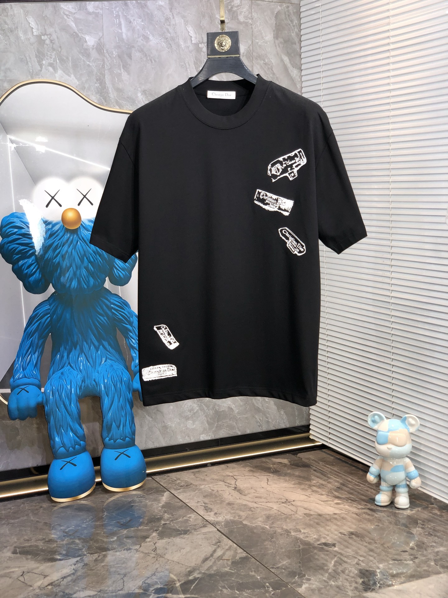 NO:154630,.Dior.2025 spring and summer new style letter logo round neck short-sleeved T-shirt, spring and summer casual outfit is essential, original pure cotton fabric. It is completely reflected in the high-end aesthetic workmanship, and the workmanship is more exquisite and atmospheric, with a strong three-dimensional feeling, which is very stunning, the fabric is soft and skin-friendly, and the upper body is a bit lazy and high-end feel. This washing T-T-T-T-T-T-T-T-T-T-T-T-T-T-T-T-T-T-T-T-T-T-T-T-T-T-T-T-T-T-T-T-T-T-T-T-T-T-T-T-T-T-T-T-T-T-T-T-T-T-T-T-T-T-T-T-T-T-T-T-T-T-T-T-T-T-T-T-T-T-T-T-T-T-T-T-T-T-T-T-T-T-T-T-T-T-T-T-T-T-T-T-T-T-T-T-T-T-T-T-T-T-T-T-T-T-T-T-T-T-T-T-T-T-T-T-T-T-T-T-T-T-T-T-T-T-T-T-T-T-T-T-T-T-T-T-T-T-T-T-T-T-T-T-T-T-T-T-T-T-T-T-T-T-T-T-T-T-T-T-T-T-T-T-T-T-T-T-T-T-T-T-T-T-T-T-T-T-T-T-T-T-T-T-T-T-T-T-T-T-T-T-T-T-T-T-T-T-19860909.Dior.2025春夏新款 字母logo圆领短袖t恤,春夏休闲穿搭必不可少,原版纯棉面料.完完全全体现在高级审美的做工上,做工更是精致大气,z立体感超强,非常惊艳,面料柔软亲肤,上身一丝丝慵懒又高级的feel,这款水洗t绝对是今年绝对的基础款之王,男女同款搭配穿出奢侈品高订的感觉.码数S-xxL.s穿175/130,,dior,T-shirt,tees，t-shirt,alexander wang,Men's clothing