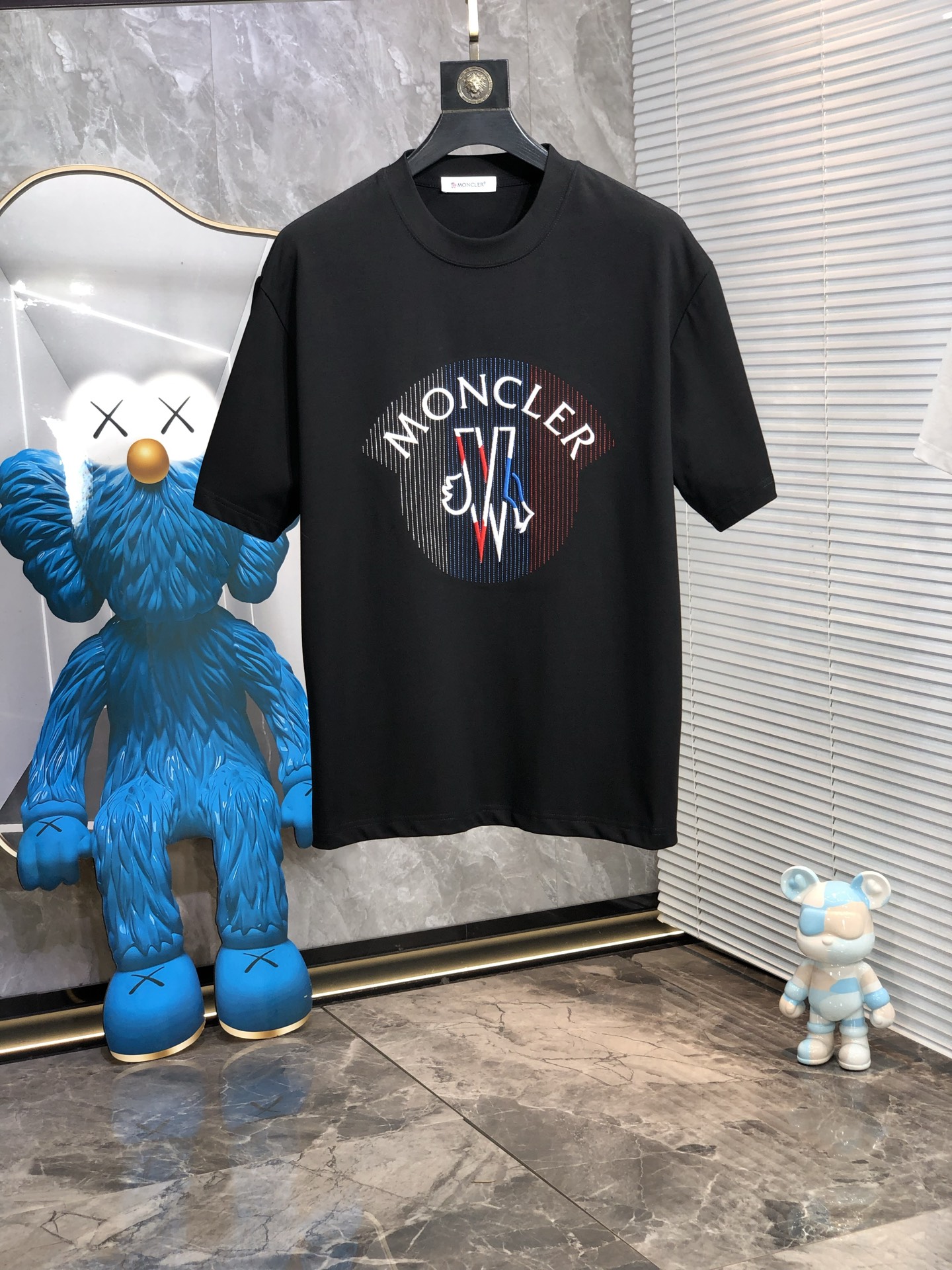 NO:154635,.录发. 2025 spring and summer new style letter logo round neck short-sleeved T-shirt, spring and summer casual outfit is essential, original pure cotton fabric. It is completely reflected in the high-end aesthetic workmanship, and the workmanship is more exquisite and atmospheric, with a strong three-dimensional feeling, very amazing, the fabric is soft and skin-friendly, and the upper body is a bit lazy and high-end feel. This wash T-T-T-T-T-T-T-T-T-T-T-T-T-T-T-T-T-T-T-T-T-T-T-T-T-T-T-T-T-T-T-T-T-T-T-T-T-T-T-T-T-T-T-T-T-T-T-T-T-T-T-T-T-T-T-T-T-T-T-T-T-T-T-T-T-T-T-T-T-T-T-T-T-T-T-T-T-T-T-T-T-T-T-T-T-T-T-T-T-T-T-T-T-T-T-T-T-T-T-T-T-T-T-T-T-T-T-T-T-T-T-T-T-T-T-T-T-T-T-T-T-T-T-T-T-T-T-T-T-T-T-T-T-T-T-T-T-T-T-T-T-T-T-T-T-T-T-T-T-T-T-T-T-T-T-T-T-T-T-T-T-T-T-T-T-T-T-T-T-T-T-T-T-T-T-T-T-T-T-T-T-T-T-T-T-T-T-T-T-T-T-T-T-T-T-T-T-T-T19860909.蒙口.2025春夏新款 字母logo圆领短袖t恤,春夏休闲穿搭必不可少,原版纯棉面料.完完全全体现在高级审美的做工上,做工更是精致大气,z立体感超强,非常惊艳,面料柔软亲肤,上身一丝丝慵懒又高级的feel,这款水洗t绝对是今年绝对的基础款之王,男女同款搭配穿出奢侈品高订的感觉.码数S-xxL.s穿175/130,,Moncler,T-shirt,tees，t-shirt,alexander wang,Men's clothing