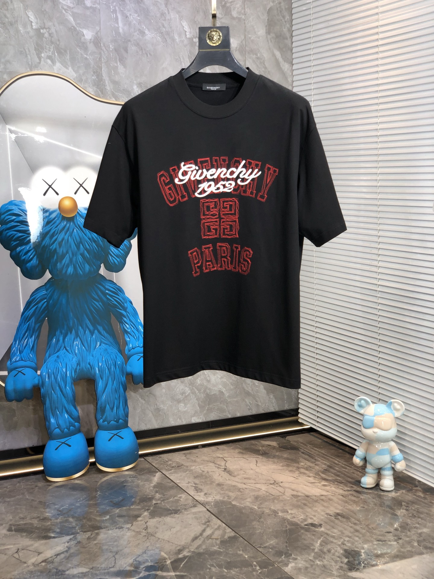 NO:154640,.Givenchy. 2025 spring and summer new style letter logo round neck short-sleeved T-shirt, spring and summer casual outfit is essential, original pure cotton fabric. It is completely reflected in the high-end aesthetic workmanship, and the workmanship is more exquisite and atmospheric, with a strong three-dimensional feeling, which is very stunning, the fabric is soft and skin-friendly, and the upper body is a bit lazy and high-end feel. This washing T-T-T-T-T-T-T-T-T-T-T-T-T-T-T-T-T-T-T-T-T-T-T-T-T-T-T-T-T-T-T-T-T-T-T-T-T-T-T-T-T-T-T-T-T-T-T-T-T-T-T-T-T-T-T-T-T-T-T-T-T-T-T-T-T-T-T-T-T-T-T-T-T-T-T-T-T-T-T-T-T-T-T-T-T-T-T-T-T-T-T-T-T-T-T-T-T-T-T-T-T-T-T-T-T-T-T-T-T-T-T-T-T-T-T-T-T-T-T-T-T-T-T-T-T-T-T-T-T-T-T-T-T-T-T-T-T-T-T-T-T-T-T-T-T-T-T-T-T-T-T-T-T-T-T-T-T-T-T-T-T-T-T-T-T-T-T-T-T-T-T-T-T-T-T-T-T-T-T-T-T-T-T-T-T-T-T-T-T-T-T-T-T-T-T-T-T-19860909.纪梵希.2025春夏新款 字母logo圆领短袖t恤,春夏休闲穿搭必不可少,原版纯棉面料.完完全全体现在高级审美的做工上,做工更是精致大气,z立体感超强,非常惊艳,面料柔软亲肤,上身一丝丝慵懒又高级的feel,这款水洗t绝对是今年绝对的基础款之王,男女同款搭配穿出奢侈品高订的感觉.码数S-xxL.s穿175/130,,givenchy,T-shirt,tees，t-shirt,alexander wang,Men's clothing