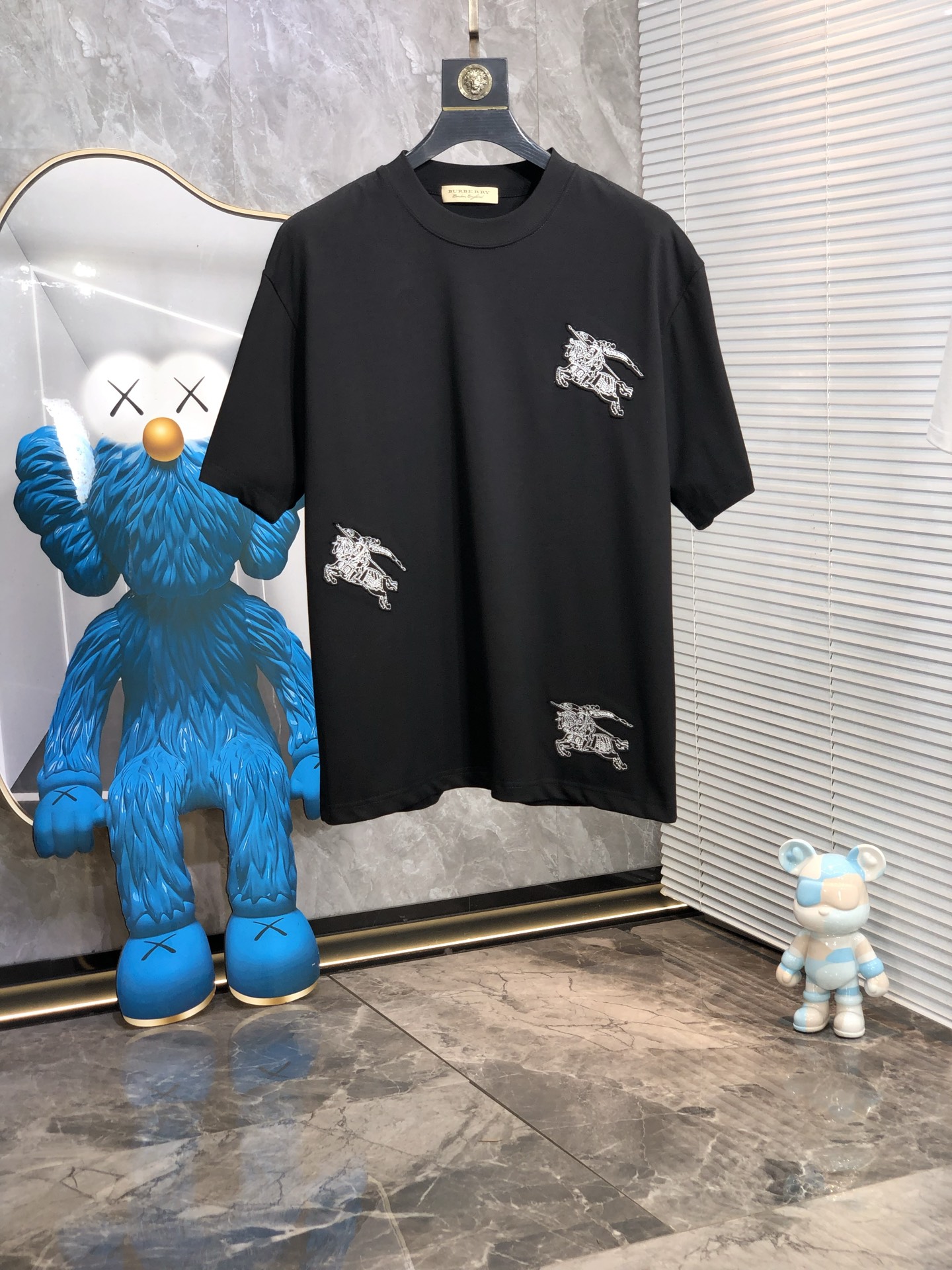 NO:154646,.Burberry. 2025 spring and summer new style letter logo round neck short-sleeved T-shirt, spring and summer casual outfit is essential, original pure cotton fabric. It is completely reflected in the high-end aesthetic workmanship, and the workmanship is more exquisite and atmospheric, with a strong three-dimensional feeling, which is very stunning, the fabric is soft and skin-friendly, and the upper body is a bit lazy and high-end feel. This washing T-T-T-T-T-T-T-T-T-T-T-T-T-T-T-T-T-T-T-T-T-T-T-T-T-T-T-T-T-T-T-T-T-T-T-T-T-T-T-T-T-T-T-T-T-T-T-T-T-T-T-T-T-T-T-T-T-T-T-T-T-T-T-T-T-T-T-T-T-T-T-T-T-T-T-T-T-T-T-T-T-T-T-T-T-T-T-T-T-T-T-T-T-T-T-T-T-T-T-T-T-T-T-T-T-T-T-T-T-T-T-T-T-T-T-T-T-T-T-T-T-T-T-T-T-T-T-T-T-T-T-T-T-T-T-T-T-T-T-T-T-T-T-T-T-T-T-T-T-T-T-T-T-T-T-T-T-T-T-T-T-T-T-T-T-T-T-T-T-T-T-T-T-T-T-T-T-T-T-T-T-T-T-T-T-T-T-T-T-T-T-T-T-T-T-T-T-T19860909.巴宝莉.2025春夏新款 字母logo圆领短袖t恤,春夏休闲穿搭必不可少,原版纯棉面料.完完全全体现在高级审美的做工上,做工更是精致大气,z立体感超强,非常惊艳,面料柔软亲肤,上身一丝丝慵懒又高级的feel,这款水洗t绝对是今年绝对的基础款之王,男女同款搭配穿出奢侈品高订的感觉.码数S-xxL.s穿175/130,,burberry,T-shirt,tees，t-shirt,alexander wang,Men's clothing