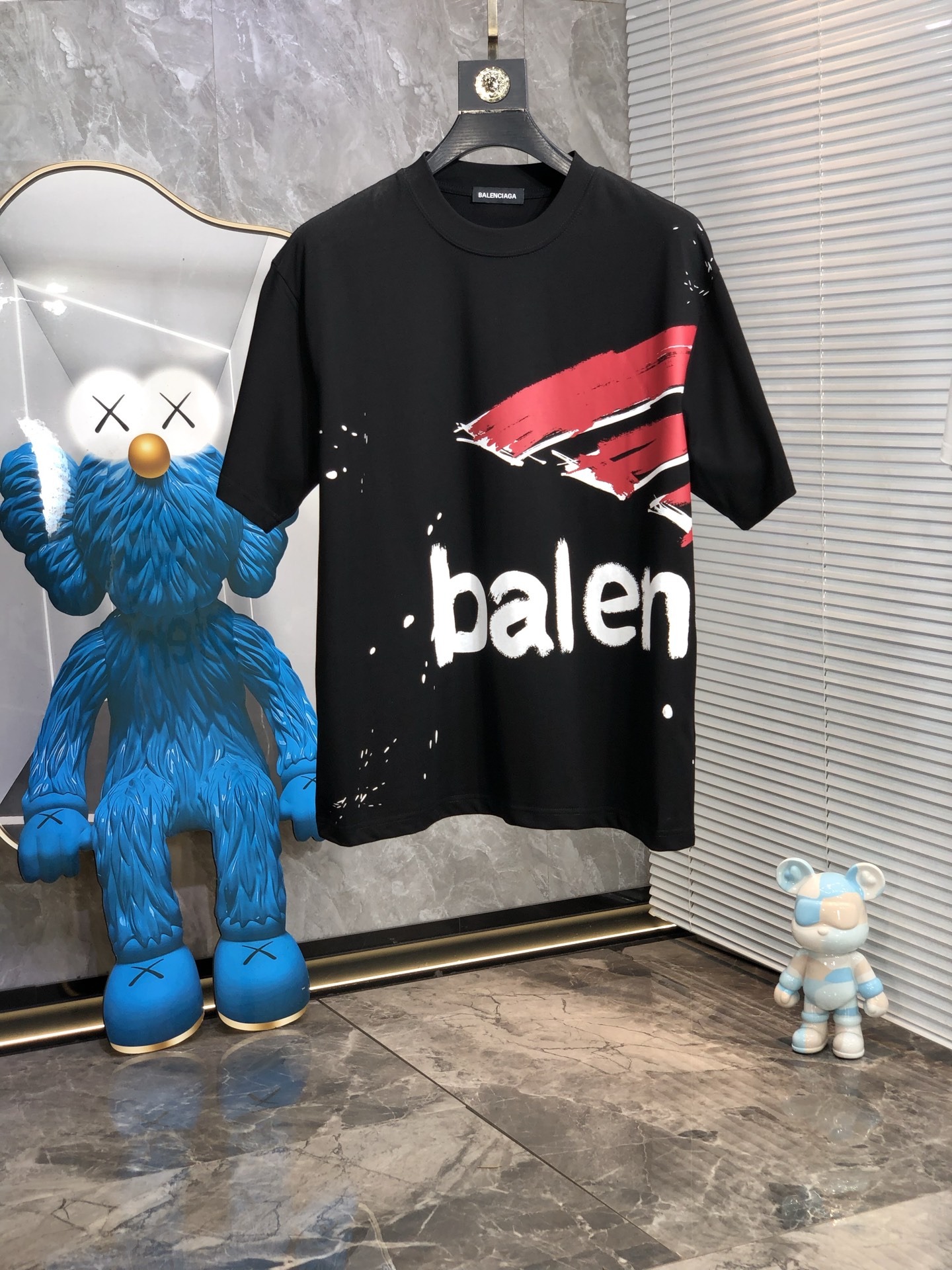 NO:154649,.Balenciaga. 2025 spring and summer new style letter logo round neck short-sleeved T-shirt, spring and summer casual outfit is essential, original pure cotton fabric. It is completely reflected in the high-end aesthetic workmanship, and the workmanship is more exquisite and atmospheric, with a strong three-dimensional feeling, which is very stunning, the fabric is soft and skin-friendly, and the upper body is a bit lazy and high-end feel. This wash T-T-T-T-T-T-T-T-T-T-T-T-T-T-T-T-T-T-T-T-T-T-T-T-T-T-T-T-T-T-T-T-T-T-T-T-T-T-T-T-T-T-T-T-T-T-T-T-T-T-T-T-T-T-T-T-T-T-T-T-T-T-T-T-T-T-T-T-T-T-T-T-T-T-T-T-T-T-T-T-T-T-T-T-T-T-T-T-T-T-T-T-T-T-T-T-T-T-T-T-T-T-T-T-T-T-T-T-T-T-T-T-T-T-T-T-T-T-T-T-T-T-T-T-T-T-T-T-T-T-T-T-T-T-T-T-T-T-T-T-T-T-T-T-T-T-T-T-T-T-T-T-T-T-T-T-T-T-T-T-T-T-T-T-T-T-T-T-T-T-T-T-T-T-T-T-T-T-T-T-T-T-T-T-T-T-T-T-T-T-T-T-T-T-T-T-19860909.巴黎世家.2025春夏新款 字母logo圆领短袖t恤,春夏休闲穿搭必不可少,原版纯棉面料.完完全全体现在高级审美的做工上,做工更是精致大气,z立体感超强,非常惊艳,面料柔软亲肤,上身一丝丝慵懒又高级的feel,这款水洗t绝对是今年绝对的基础款之王,男女同款搭配穿出奢侈品高订的感觉.码数S-xxL.s穿175/130,,balenciaga,T-shirt,tees，t-shirt,alexander wang,Men's clothing