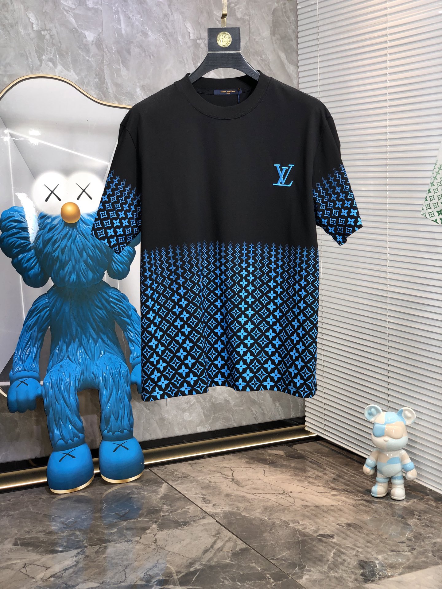 NO:154653,.LV. 2025 spring and summer new style letter logo round neck short-sleeved T-shirt, spring and summer casual outfit is essential, original pure cotton fabric. It is completely reflected in the high-end aesthetic workmanship, and the workmanship is more exquisite and atmospheric, with a strong three-dimensional feeling, which is very stunning, the fabric is soft and skin-friendly, and the upper body is a bit lazy and high-end feel. This washing T-t is definitely the absolute basic style of this year. The same style of men and women makes the feeling of luxury and high order. S-xxL.s wear 175/130,,louis vuitton, T-shirt,tees, t-shirt,alexander wang19860909.LV.2025春夏新款 字母logo圆领短袖t恤,春夏休闲穿搭必不可少,原版纯棉面料.完完全全体现在高级审美的做工上,做工更是精致大气,z立体感超强,非常惊艳,面料柔软亲肤,上身一丝丝慵懒又高级的feel,这款水洗t绝对是今年绝对的基础款之王,男女同款搭配穿出奢侈品高订的感觉.码数S-xxL.s穿175/130,,louis vuitton,T-shirt,tees，t-shirt,alexander wang,Men's clothing