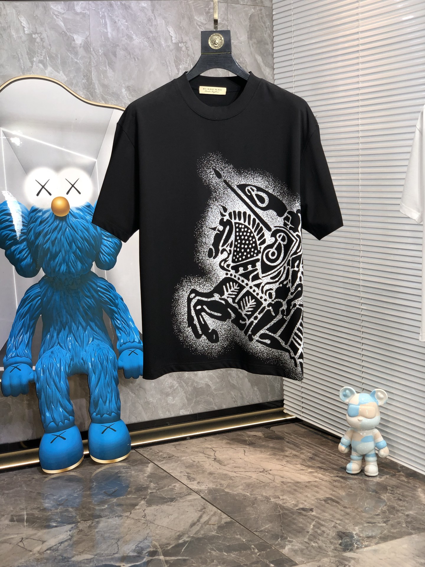 NO:154660,.Burberry. 2025 spring and summer new style letter logo round neck short-sleeved T-shirt, spring and summer casual outfit is essential, original pure cotton fabric. It is completely reflected in the high-end aesthetic workmanship, and the workmanship is more exquisite and atmospheric, with a strong three-dimensional feeling, which is very stunning, the fabric is soft and skin-friendly, and the upper body is a bit lazy and high-end feel. This washing T-T-T-T-T-T-T-T-T-T-T-T-T-T-T-T-T-T-T-T-T-T-T-T-T-T-T-T-T-T-T-T-T-T-T-T-T-T-T-T-T-T-T-T-T-T-T-T-T-T-T-T-T-T-T-T-T-T-T-T-T-T-T-T-T-T-T-T-T-T-T-T-T-T-T-T-T-T-T-T-T-T-T-T-T-T-T-T-T-T-T-T-T-T-T-T-T-T-T-T-T-T-T-T-T-T-T-T-T-T-T-T-T-T-T-T-T-T-T-T-T-T-T-T-T-T-T-T-T-T-T-T-T-T-T-T-T-T-T-T-T-T-T-T-T-T-T-T-T-T-T-T-T-T-T-T-T-T-T-T-T-T-T-T-T-T-T-T-T-T-T-T-T-T-T-T-T-T-T-T-T-T-T-T-T-T-T-T-T-T-T-T-T-T-T-T-T-T19860909.巴宝莉.2025春夏新款 字母logo圆领短袖t恤,春夏休闲穿搭必不可少,原版纯棉面料.完完全全体现在高级审美的做工上,做工更是精致大气,z立体感超强,非常惊艳,面料柔软亲肤,上身一丝丝慵懒又高级的feel,这款水洗t绝对是今年绝对的基础款之王,男女同款搭配穿出奢侈品高订的感觉.码数S-xxL.s穿175/130,,burberry,T-shirt,tees，t-shirt,alexander wang,Men's clothing