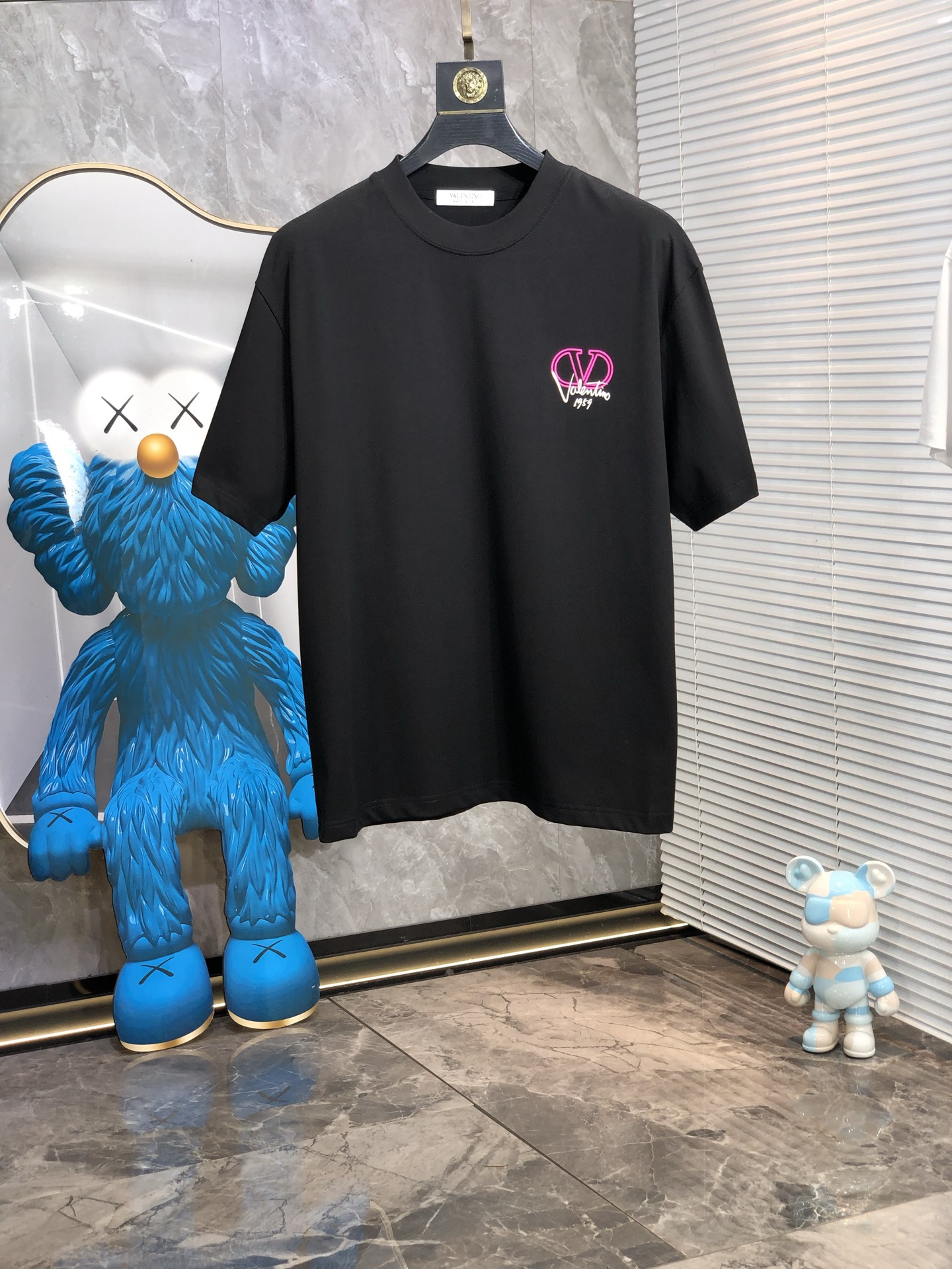 NO:154664,.Valentino. 2025 spring and summer new style letter logo round neck short-sleeved T-shirt, spring and summer casual outfit is essential, original pure cotton fabric. It is completely reflected in the high-end aesthetic workmanship, and the workmanship is more exquisite and atmospheric, with a strong three-dimensional feeling, which is very stunning, the fabric is soft and skin-friendly, and the upper body is a bit lazy and high-end feel. This wash T-T-T-T-T-T-T-T-T-T-T-T-T-T-T-T-T-T-T-T-T-T-T-T-T-T-T-T-T-T-T-T-T-T-T-T-T-T-T-T-T-T-T-T-T-T-T-T-T-T-T-T-T-T-T-T-T-T-T-T-T-T-T-T-T-T-T-T-T-T-T-T-T-T-T-T-T-T-T-T-T-T-T-T-T-T-T-T-T-T-T-T-T-T-T-T-T-T-T-T-T-T-T-T-T-T-T-T-T-T-T-T-T-T-T-T-T-T-T-T-T-T-T-T-T-T-T-T-T-T-T-T-T-T-T-T-T-T-T-T-T-T-T-T-T-T-T-T-T-T-T-T-T-T-T-T-T-T-T-T-T-T-T-T-T-T-T-T-T-T-T-T-T-T-T-T-T-T-T-T-T-T-T-T-T-T-T-T-T-T-T-T-T-T-T-T-T-19860909.华伦天奴.2025春夏新款 字母logo圆领短袖t恤,春夏休闲穿搭必不可少,原版纯棉面料.完完全全体现在高级审美的做工上,做工更是精致大气,z立体感超强,非常惊艳,面料柔软亲肤,上身一丝丝慵懒又高级的feel,这款水洗t绝对是今年绝对的基础款之王,男女同款搭配穿出奢侈品高订的感觉.码数S-xxL.s穿175/130,,valentino,T-shirt,tees，t-shirt,alexander wang,Men's clothing