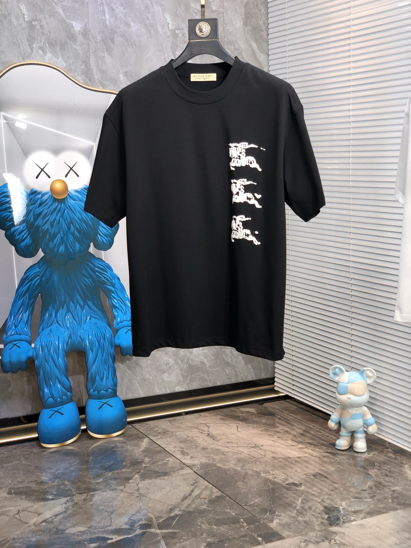 NO:154669,.Burberry. 2025 spring and summer new style letter logo round neck short-sleeved T-shirt, spring and summer casual outfit is essential, original pure cotton fabric. It is completely reflected in the high-end aesthetic workmanship, and the workmanship is more exquisite and atmospheric, with a strong three-dimensional feeling, which is very stunning, the fabric is soft and skin-friendly, and the upper body is a bit lazy and high-end feel. This washing T-T-T-T-T-T-T-T-T-T-T-T-T-T-T-T-T-T-T-T-T-T-T-T-T-T-T-T-T-T-T-T-T-T-T-T-T-T-T-T-T-T-T-T-T-T-T-T-T-T-T-T-T-T-T-T-T-T-T-T-T-T-T-T-T-T-T-T-T-T-T-T-T-T-T-T-T-T-T-T-T-T-T-T-T-T-T-T-T-T-T-T-T-T-T-T-T-T-T-T-T-T-T-T-T-T-T-T-T-T-T-T-T-T-T-T-T-T-T-T-T-T-T-T-T-T-T-T-T-T-T-T-T-T-T-T-T-T-T-T-T-T-T-T-T-T-T-T-T-T-T-T-T-T-T-T-T-T-T-T-T-T-T-T-T-T-T-T-T-T-T-T-T-T-T-T-T-T-T-T-T-T-T-T-T-T-T-T-T-T-T-T-T-T-T-T-T-T19860909.巴宝莉.2025春夏新款 字母logo圆领短袖t恤,春夏休闲穿搭必不可少,原版纯棉面料.完完全全体现在高级审美的做工上,做工更是精致大气,z立体感超强,非常惊艳,面料柔软亲肤,上身一丝丝慵懒又高级的feel,这款水洗t绝对是今年绝对的基础款之王,男女同款搭配穿出奢侈品高订的感觉.码数S-xxL.s穿175/130,,burberry,T-shirt,tees，t-shirt,alexander wang,Men's clothing