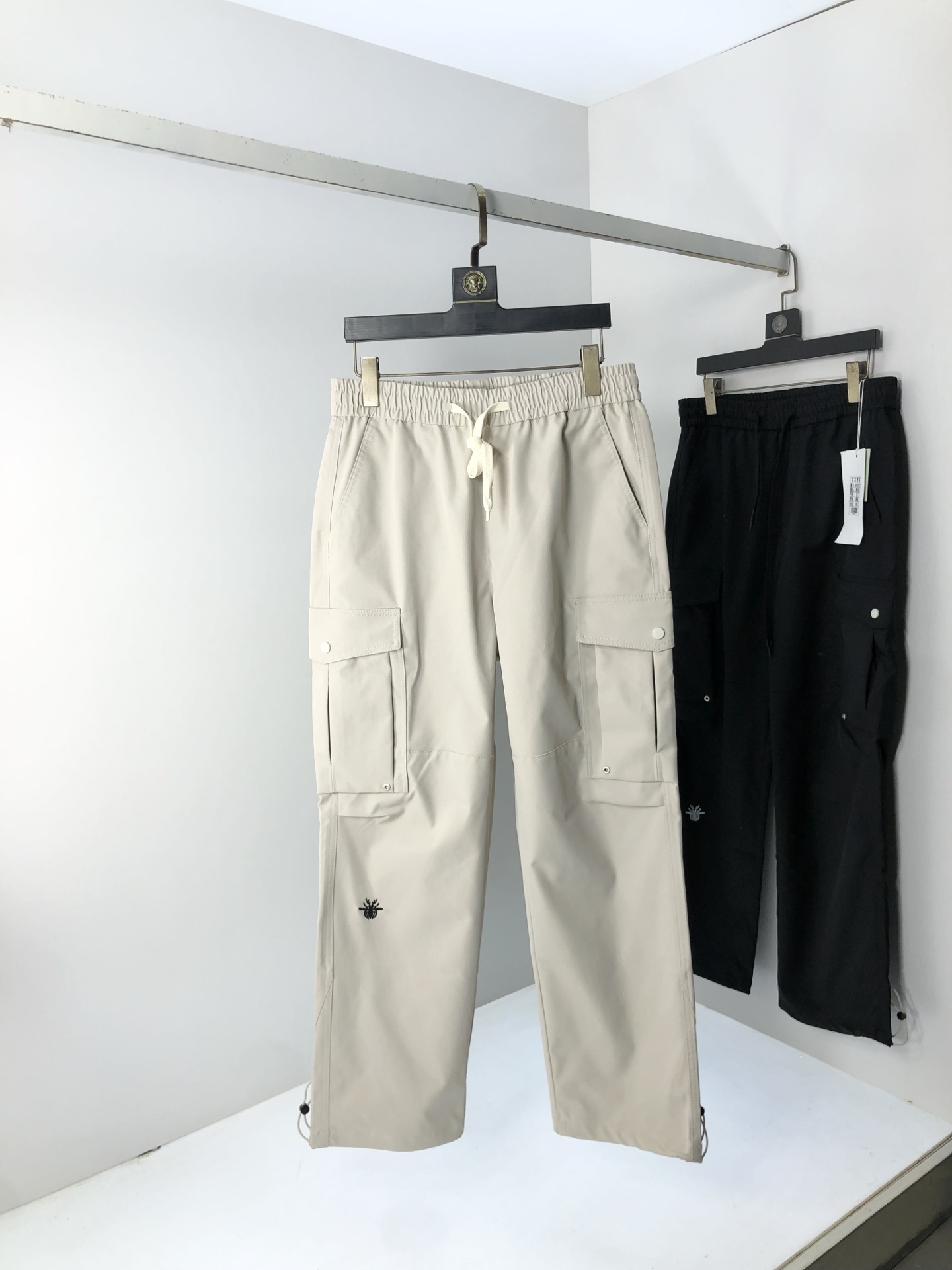 NO:572081,.Dior.2025 spring and summer new casual overalls, fashionable and casual, casual version, micro-elastic fabric, the fabric is comfortable and soft, breaking the feel of conventional denim fabrics, not stuffy, and very comfortable. Casual and versatile, long-term washing will not deform, and the upper body effect is excellent. h generous and elegant tailoring, 8 designs are constantly innovating but always maintain a noble and elegant style and taste, interpreting fashion charm, fashionable and leisure products  Counter size s-xxL.s wears 27.28, dior, alexander wang19860909.Dior.2025春夏季新款休闲工装裤 时尚休闲 休闲版型 微弹力面料 面料舒适柔软,突破常规牛仔的面料手感,不闷热,舒适感极佳.随意百搭 久洗不变形 上身效果极佳.h大方优雅的剪裁,8设计不断创新却始终保持着高贵优雅的风格和品位 演绎时尚魅惑 时尚休闲佳品 专柜码数s-xxL.s穿27.28,,dior,alexander wang,Men's clothing