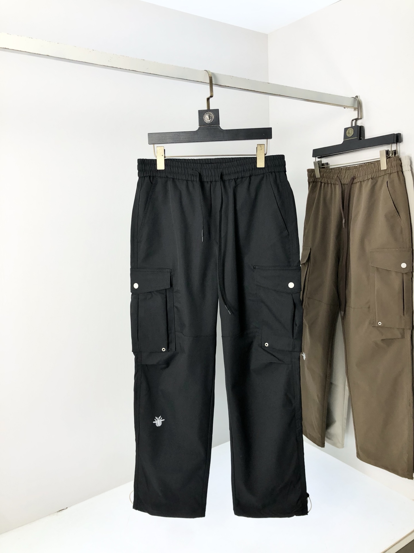 NO:508448,.Dior.2025 spring and summer new casual work pants Fashionable and casual casual style Micro-stretch fabric The fabric is comfortable and soft, breaking through the feel of conventional denim fabrics, not stuffy, and has excellent comfort. It is free and versatile, and it does not deform for a long time. The upper body effect is excellent. h is elegant and elegant, 8 design is constantly innovating but always maintains noble and elegant style and taste, interpreting fashion charm, fashionable and casual products, counter number s-xxL.s wear 27.28,,dior,alexander wang19860909.Dior.2025春夏季新款休闲工装裤 时尚休闲 休闲版型 微弹力面料 面料舒适柔软,突破常规牛仔的面料手感,不闷热,舒适感极佳.随意百搭 久洗不变形 上身效果极佳.h大方优雅的剪裁,8设计不断创新却始终保持着高贵优雅的风格和品位 演绎时尚魅惑 时尚休闲佳品 专柜码数s-xxL.s穿27.28,,dior,alexander wang,Men's clothing