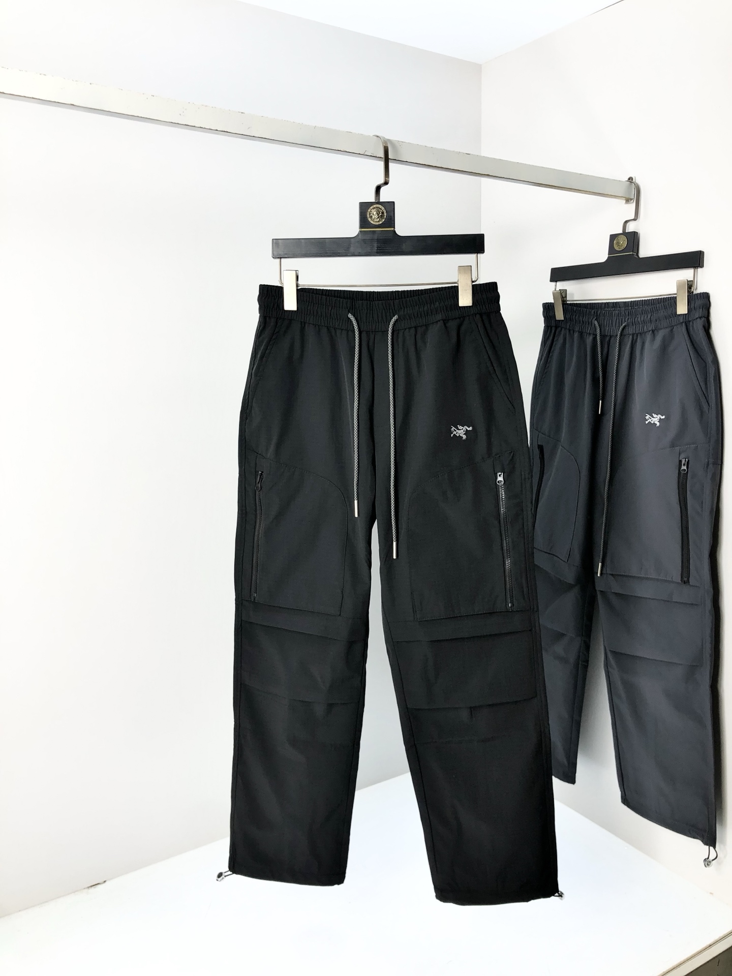 NO:508457,.Architecture Bird. 2025 spring and summer new casual work pants. Fashionable and casual casual style. Micro-stretch fabric. The fabric is comfortable and soft, breaking through the feel of conventional denim fabrics, not stuffy, and has excellent comfort. It is free and versatile. It is washed for a long time and does not deform. The upper body is excellent. h is elegant and elegant. 8. The design is constantly innovated but always maintains noble and elegant style and taste. The charm of fashion is fashionable and casual. The counter number is s-xxL.s wears 27.28, arc'teryx, alexander wang19860909.始祖鸟.2025春夏季新款休闲工装裤 时尚休闲 休闲版型 微弹力面料 面料舒适柔软,突破常规牛仔的面料手感,不闷热,舒适感极佳.随意百搭 久洗不变形 上身效果极佳.h大方优雅的剪裁,8设计不断创新却始终保持着高贵优雅的风格和品位 演绎时尚魅惑 时尚休闲佳品 专柜码数s-xxL.s穿27.28,arc'teryx,alexander wang,Men's clothing