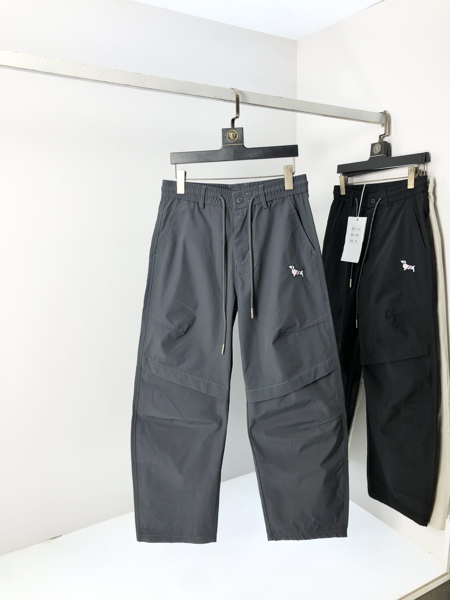 NO:508462,.TB. 2025 spring and summer new casual work pants Fashionable and casual casual style Micro-stretch fabric The fabric is comfortable and soft, breaking through the feel of conventional denim fabrics, not stuffy, and has excellent comfort. It is free and versatile, and it does not deform for a long time. The upper body effect is excellent. h is elegant and elegant, 8 design is constantly innovating but always maintains noble and elegant style and taste, interpreting fashion charm, fashionable and casual products, counter code number s-xxL.s wear 27.28,,alexander wang19860909.TB.2025春夏季新款休闲工装裤 时尚休闲 休闲版型 微弹力面料 面料舒适柔软,突破常规牛仔的面料手感,不闷热,舒适感极佳.随意百搭 久洗不变形 上身效果极佳.h大方优雅的剪裁,8设计不断创新却始终保持着高贵优雅的风格和品位 演绎时尚魅惑 时尚休闲佳品 专柜码数s-xxL.s穿27.28,,alexander wang,Men's clothing