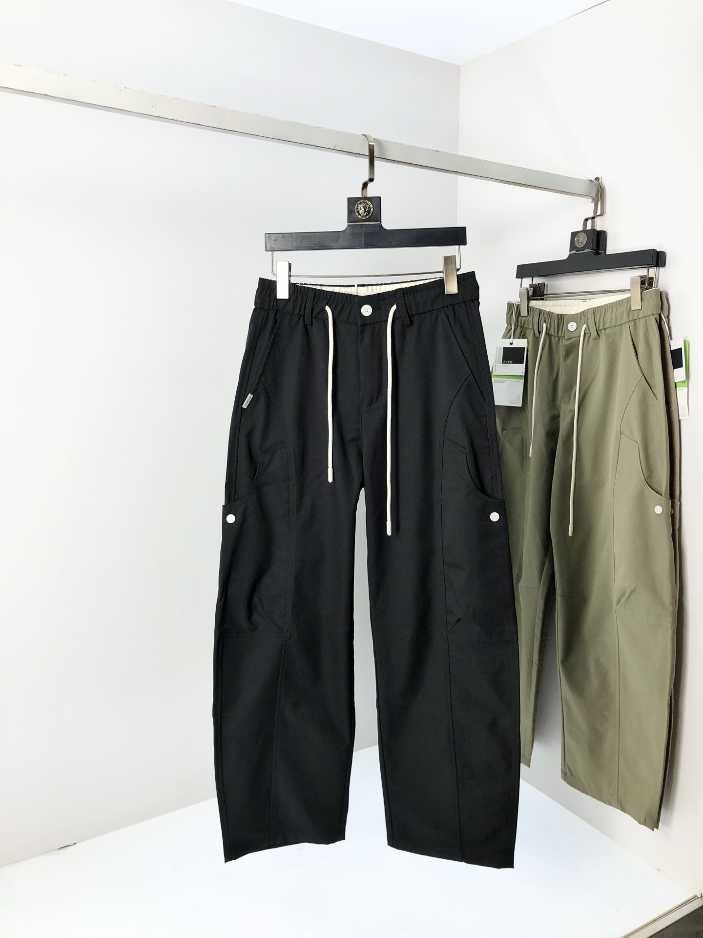 NO:508467,.Balenciaga. New style casual work pants in spring and summer 2025 Fashion and casual casual style Micro-stretch fabric The fabric is comfortable and soft, breaking through the feel of conventional denim fabrics, not stuffy, and excellent comfort. It is free and versatile, and it does not deform for a long time. The upper body effect is excellent. h is elegant and elegant, 8 design is constantly innovating but always maintains noble and elegant style and taste, interpreting fashion charm, fashionable and casual products, counter code number s-xxL.s wear 27.28,,balenciaga,alexander wang19860909.巴黎世家.2025春夏季新款休闲工装裤 时尚休闲 休闲版型 微弹力面料 面料舒适柔软,突破常规牛仔的面料手感,不闷热,舒适感极佳.随意百搭 久洗不变形 上身效果极佳.h大方优雅的剪裁,8设计不断创新却始终保持着高贵优雅的风格和品位 演绎时尚魅惑 时尚休闲佳品 专柜码数s-xxL.s穿27.28,,balenciaga,alexander wang,Men's clothing