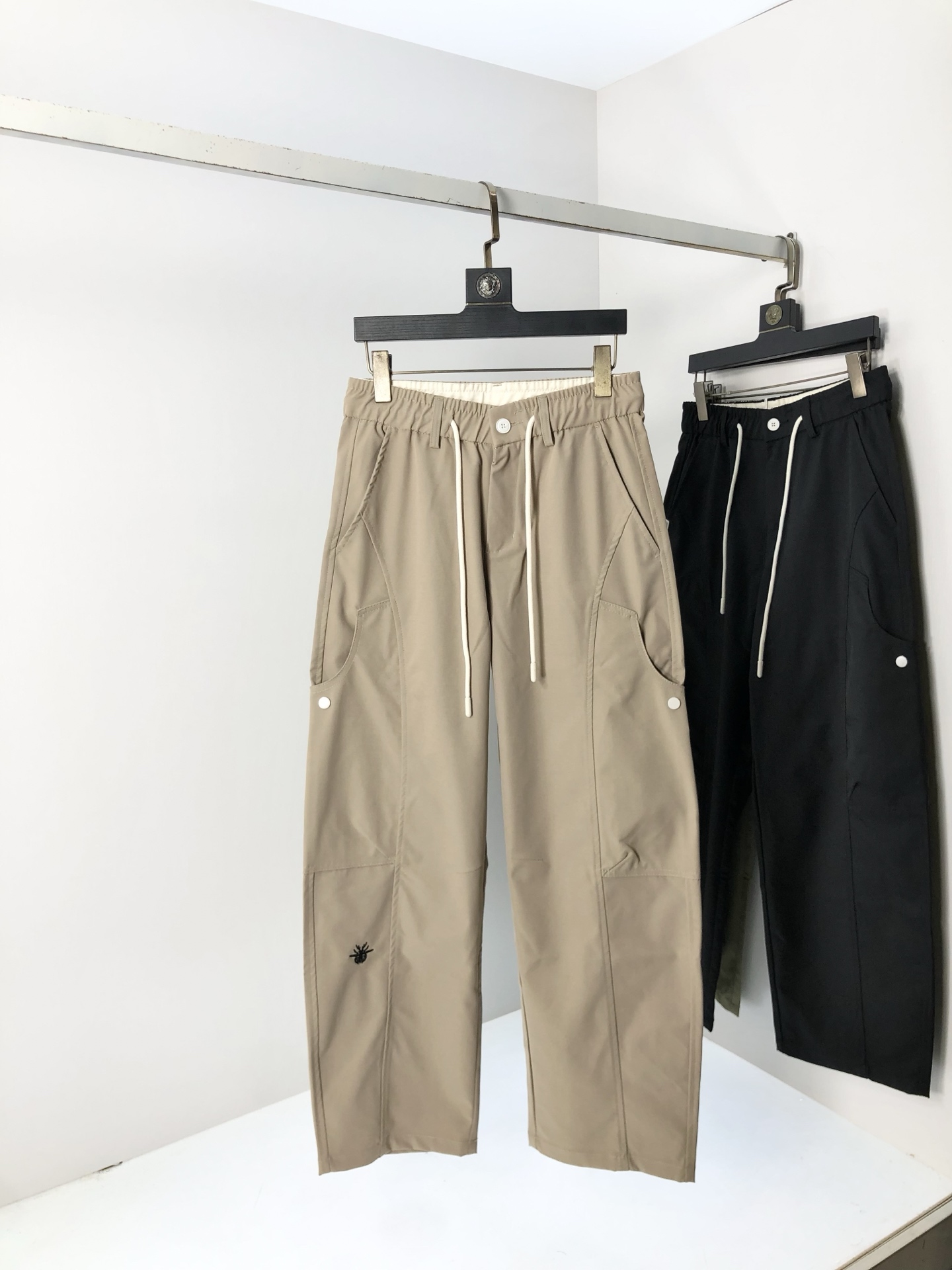 NO:508472,.Dior.2025 spring and summer new casual work pants Fashionable and casual casual style Micro-stretch fabric The fabric is comfortable and soft, breaking through the feel of conventional denim fabrics, not stuffy, and has excellent comfort. It is free and versatile, and it does not deform for a long time. The upper body effect is excellent. h is elegant and elegant, 8 design is constantly innovating but always maintains noble and elegant style and taste, interpreting fashion charm, fashionable and casual products, counter number s-xxL.s wear 27.28,,dior,alexander wang19860909.Dior.2025春夏季新款休闲工装裤 时尚休闲 休闲版型 微弹力面料 面料舒适柔软,突破常规牛仔的面料手感,不闷热,舒适感极佳.随意百搭 久洗不变形 上身效果极佳.h大方优雅的剪裁,8设计不断创新却始终保持着高贵优雅的风格和品位 演绎时尚魅惑 时尚休闲佳品 专柜码数s-xxL.s穿27.28,,dior,alexander wang,Men's clothing