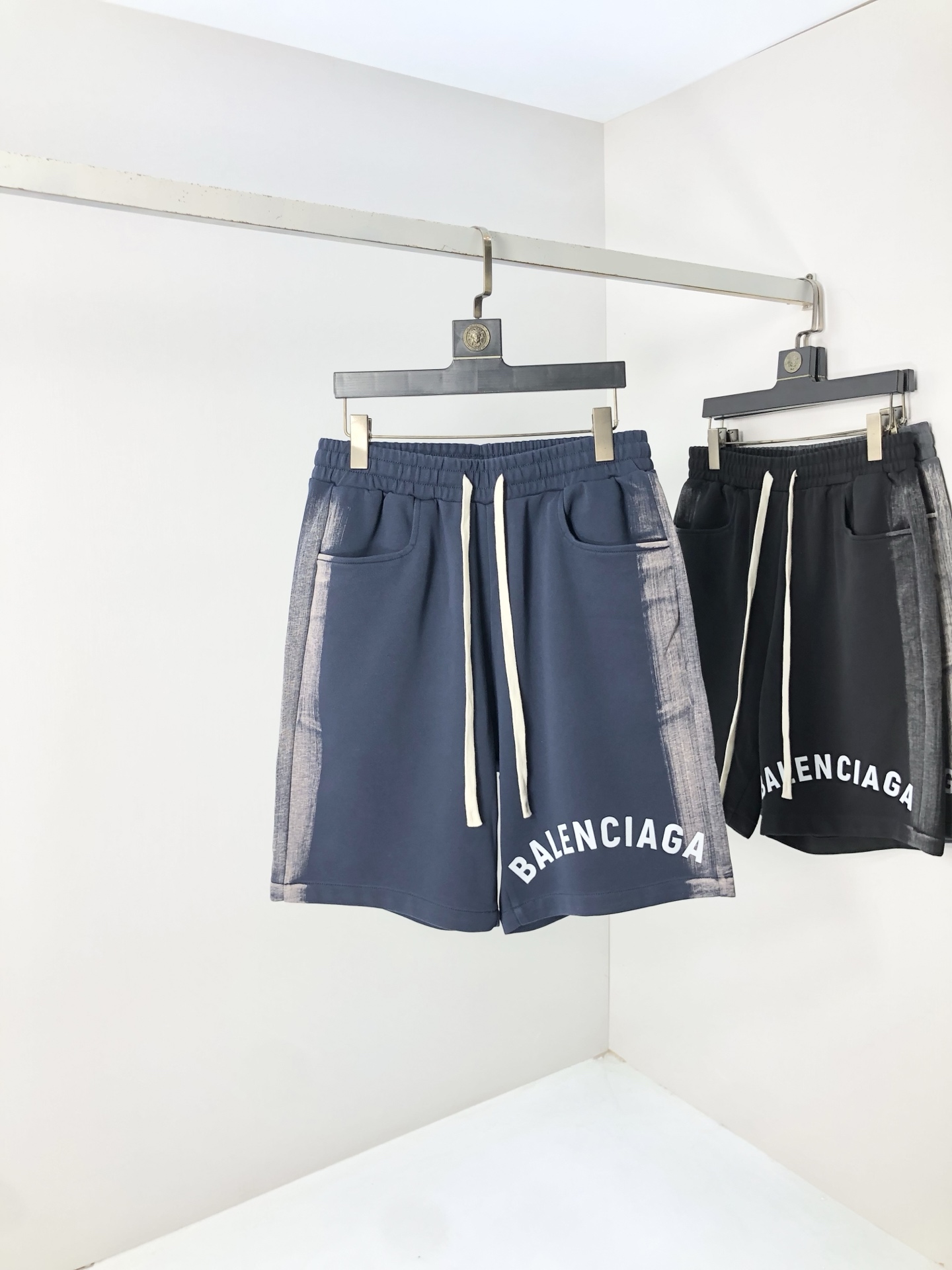 NO:508476,.Balenica. New spring and summer elastic strap casual shorts, customized counter fabric, breathable and comfortable, impeccable details, brand element design concept, h reflects high quality.8 delicate and soft feel!  It is casually cut, with a great upper body style!  Count s-xxL.s wear 27.28, balenciaga, shorts, alexander wang19860909.巴黎世家.25春夏新款松紧带休闲短裤,专柜定制面料 透气舒适度高,细节无可挑剔,品牌元素设计理念,h体现高品质.8手感细腻柔软！呈现休闲裁剪,上身版型超赞！码数s-xxL.s穿27.28,,balenciaga,shorts,alexander wang,Men's clothing