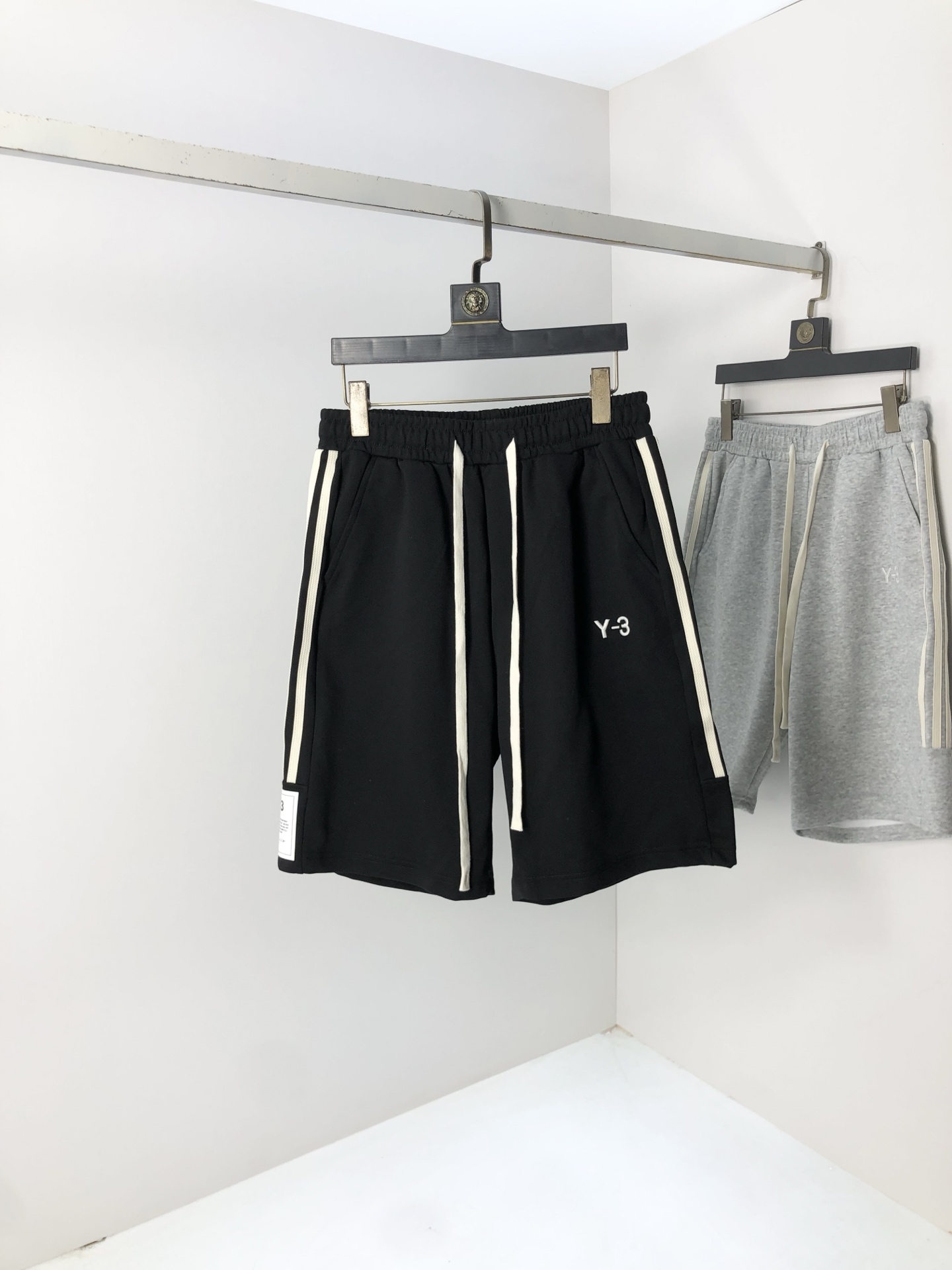 NO:508480,.Y3.25 spring and summer new elastic strap casual shorts, customized counter fabric, breathable and comfortable, impeccable details, brand element design concept, h reflects high quality.8 delicate and soft feel!  It is casually cut, with a great upper body style!  Count s-xxL.s wear 27.28, shorts, alexander wang19860909.Y3.25春夏新款松紧带休闲短裤,专柜定制面料 透气舒适度高,细节无可挑剔,品牌元素设计理念,h体现高品质.8手感细腻柔软！呈现休闲裁剪,上身版型超赞！码数s-xxL.s穿27.28,,shorts,alexander wang,Men's clothing