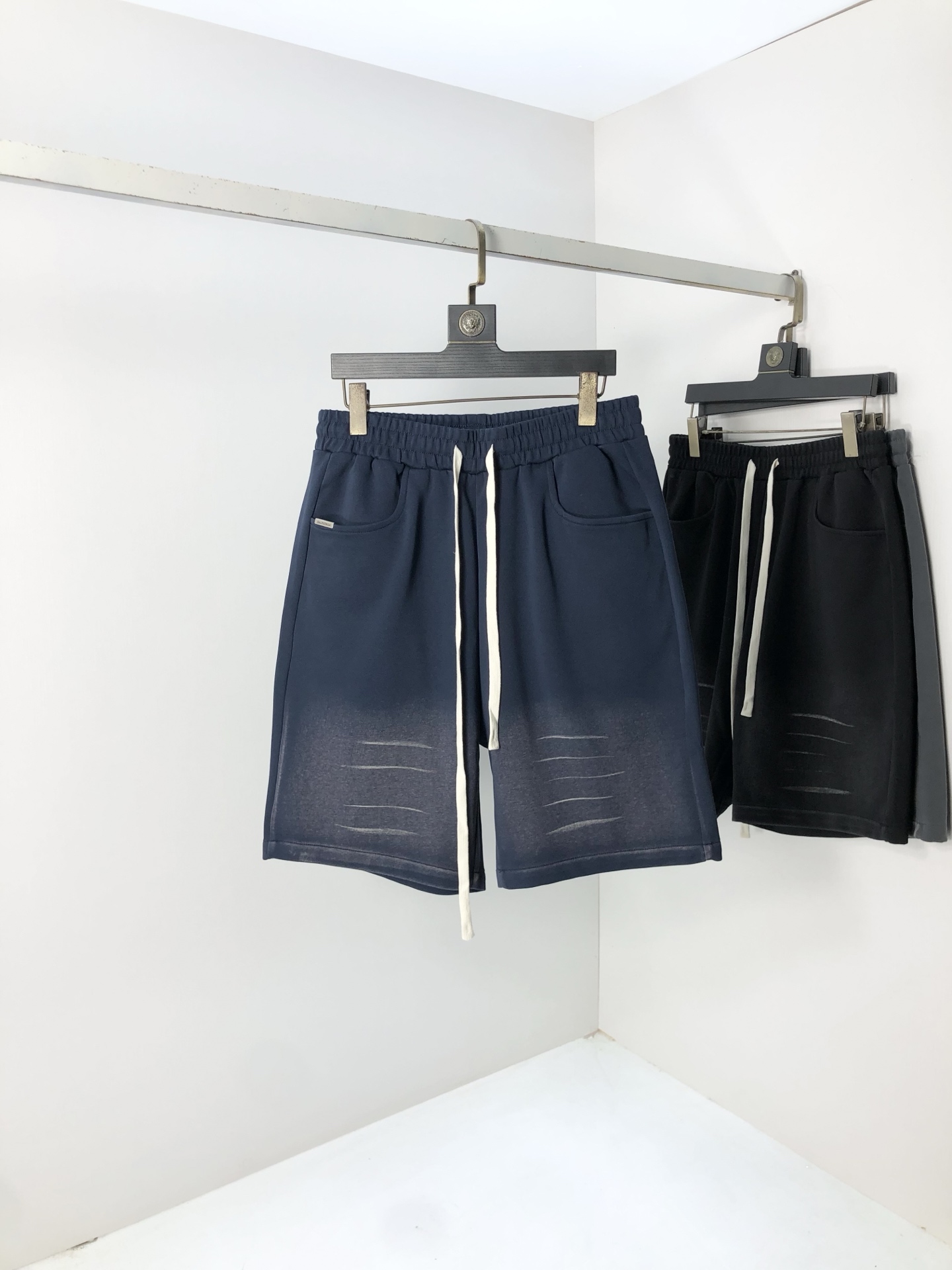 NO:508484,.Balenica. New spring and summer elastic strap casual shorts, customized counter fabric, breathable and comfortable, impeccable details, brand element design concept, h reflects high quality.8 delicate and soft feel!  It is casually cut, with a great upper body style!  Count s-xxL.s wear 27.28, balenciaga, shorts, alexander wang19860909.巴黎世家.25春夏新款松紧带休闲短裤,专柜定制面料 透气舒适度高,细节无可挑剔,品牌元素设计理念,h体现高品质.8手感细腻柔软！呈现休闲裁剪,上身版型超赞！码数s-xxL.s穿27.28,,balenciaga,shorts,alexander wang,Men's clothing