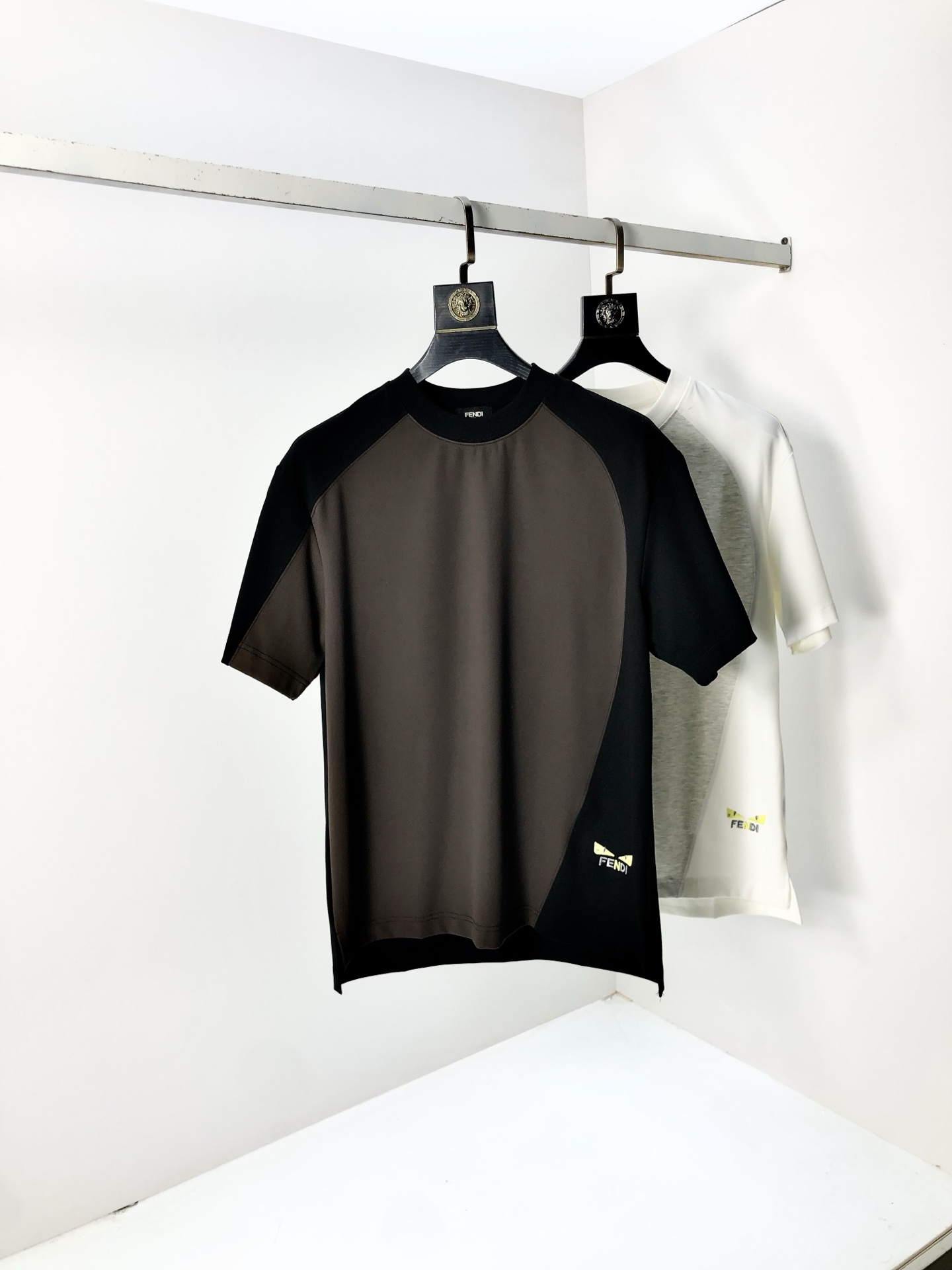 NO:508513,.Fendi. 2025 spring and summer new product fashionable round neck short sleeve high-end custom versatile style!  More practical, anyone can easily control it. It is made of modal spandex fabric, luxurious and classic brand logo design, h is very high-end and must-have if you understand the goods!  The style is a slim fit style, very exquisite, 6 shows aura, and highlights the exquisiteness of men. This is the unique feature, the right slim fit, and the upper body effect is very good. Size M-3XL m wears 175/130, fendi, T-shirt, alexander wang19860909.芬迪.2025春夏新品时尚圆领短袖高级定制百搭款式！更有实用感 任何人都可以轻松驾驭 采用莫代尔氨纶面料制作,奢华经典品牌logo设计,h非常显档次懂货的必须入！版型剪裁属于修身款 非常精致,6显气场,又会凸显男士的精致,这就是独到之处,恰到好处的修身,上身效果非常赞.尺码M-3XL m穿175/130,,fendi,T-shirt,alexander wang,Men's clothing