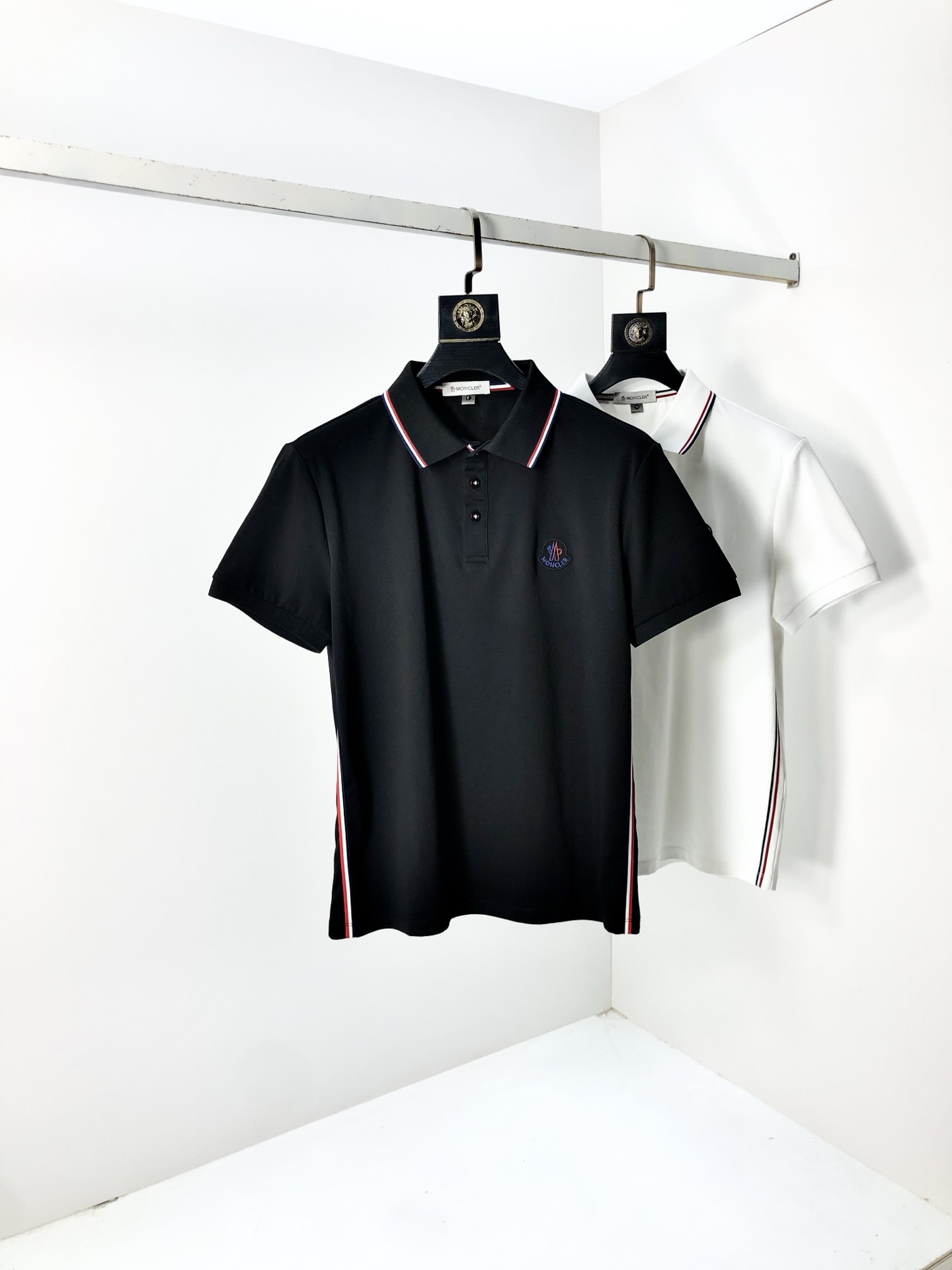 NO:508491,.The 2025 spring and summer new men's logo short-sleeved polo shirt continues the classic business casual lapel POLO shirt. This Polo shirt is made of mercerized double-sided cotton bead floor fabric, and the timeless design can transcend fashion trends. The classic style, the 2-brand LOGO three-dimensional and unique, making the overall more detailed. The combination style, the fabric is made of cotton beaded material, comfortable, skin-friendly, breathable, and is a very practical wear for daily commuting and leisure. Highly recommended. Size M-3XL m wear 175/130, Moncler, T-shirt, alexander wang19860909.蒙口.2025春夏新款男士标识短袖polo衫,延续经典商务休闲翻领POLO恤.该款Polo衫采用丝光双面棉质珠地面料制成,隽永设计可跨越时尚潮流.经典款型,2品牌LOGO立体别致,让整体更具细节感 合体的版型,面料采用全棉珠地料,舒适,亲肤,透气好,平时通勤休闲都很实穿的一款 强烈推荐.尺码M-3XL m穿175/130,,Moncler,T-shirt,alexander wang,Men's clothing