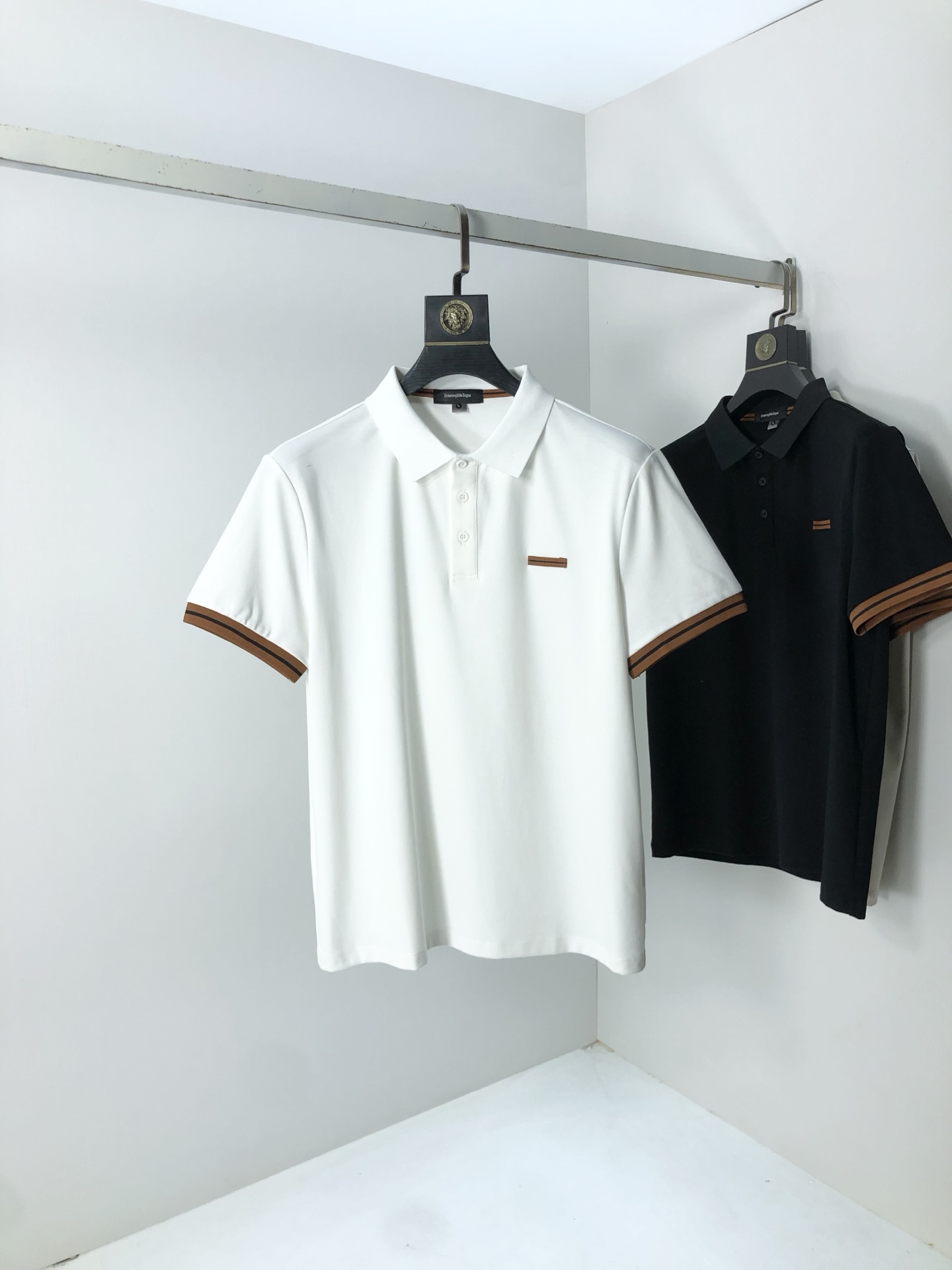 NO:510170,.Jenia. The new spring and summer 2025 new men's logo short-sleeved polo shirt, continuing the classic business casual lapel POLO shirt. This Polo shirt is made of mercerized double-sided cotton bead floor fabric, and the timeless design can transcend fashion trends. Classic style, 2-brand LOGO three-dimensional and unique, making the whole more detailed. The combination style, the fabric is made of cotton beaded material, comfortable, skin-friendly, breathable, and is a very practical model for daily commuting and leisure. Highly recommended. Size M-3XL m wear 175/130, zegna, T-shirt, alexander wang19860909.杰尼亚.2025春夏新款男士标识短袖polo衫,延续经典商务休闲翻领POLO恤.该款Polo衫采用丝光双面棉质珠地面料制成,隽永设计可跨越时尚潮流.经典款型,2品牌LOGO立体别致,让整体更具细节感 合体的版型,面料采用全棉珠地料,舒适,亲肤,透气好,平时通勤休闲都很实穿的一款 强烈推荐.尺码M-3XL m穿175/130,,zegna,T-shirt,alexander wang,Men's clothing