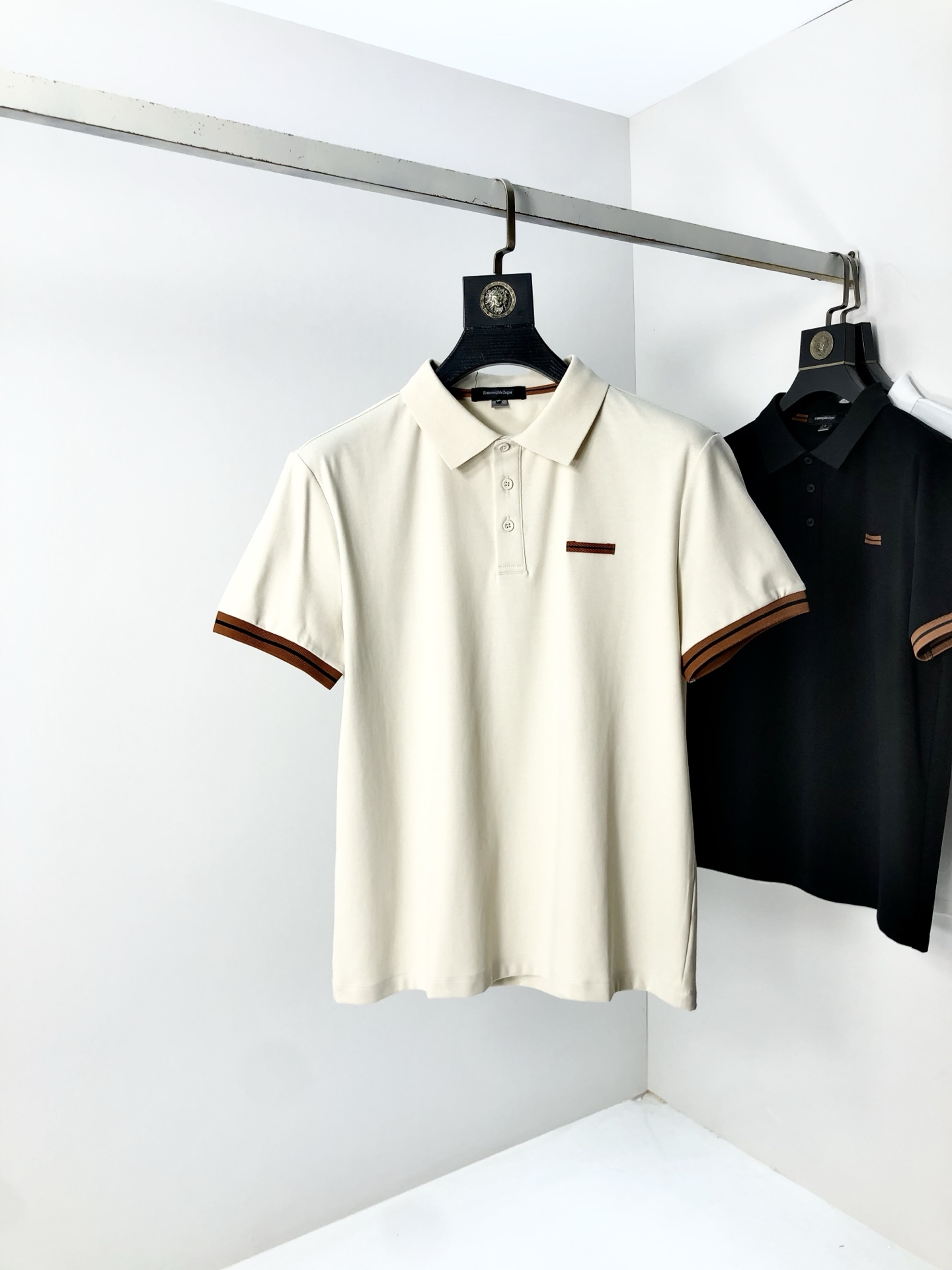 NO:508494,.Jenia. The new spring and summer 2025 new men's logo short-sleeved polo shirt, continuing the classic business casual lapel POLO shirt. This Polo shirt is made of mercerized double-sided cotton bead floor fabric, and the timeless design can transcend fashion trends. Classic style, 2-brand LOGO three-dimensional and unique, making the whole more detailed. The combination style, the fabric is made of cotton beaded material, comfortable, skin-friendly, breathable, and is a very practical model for daily commuting and leisure. Highly recommended. Size M-3XL m wear 175/130, zegna, T-shirt, alexander wang19860909.杰尼亚.2025春夏新款男士标识短袖polo衫,延续经典商务休闲翻领POLO恤.该款Polo衫采用丝光双面棉质珠地面料制成,隽永设计可跨越时尚潮流.经典款型,2品牌LOGO立体别致,让整体更具细节感 合体的版型,面料采用全棉珠地料,舒适,亲肤,透气好,平时通勤休闲都很实穿的一款 强烈推荐.尺码M-3XL m穿175/130,,zegna,T-shirt,alexander wang,Men's clothing