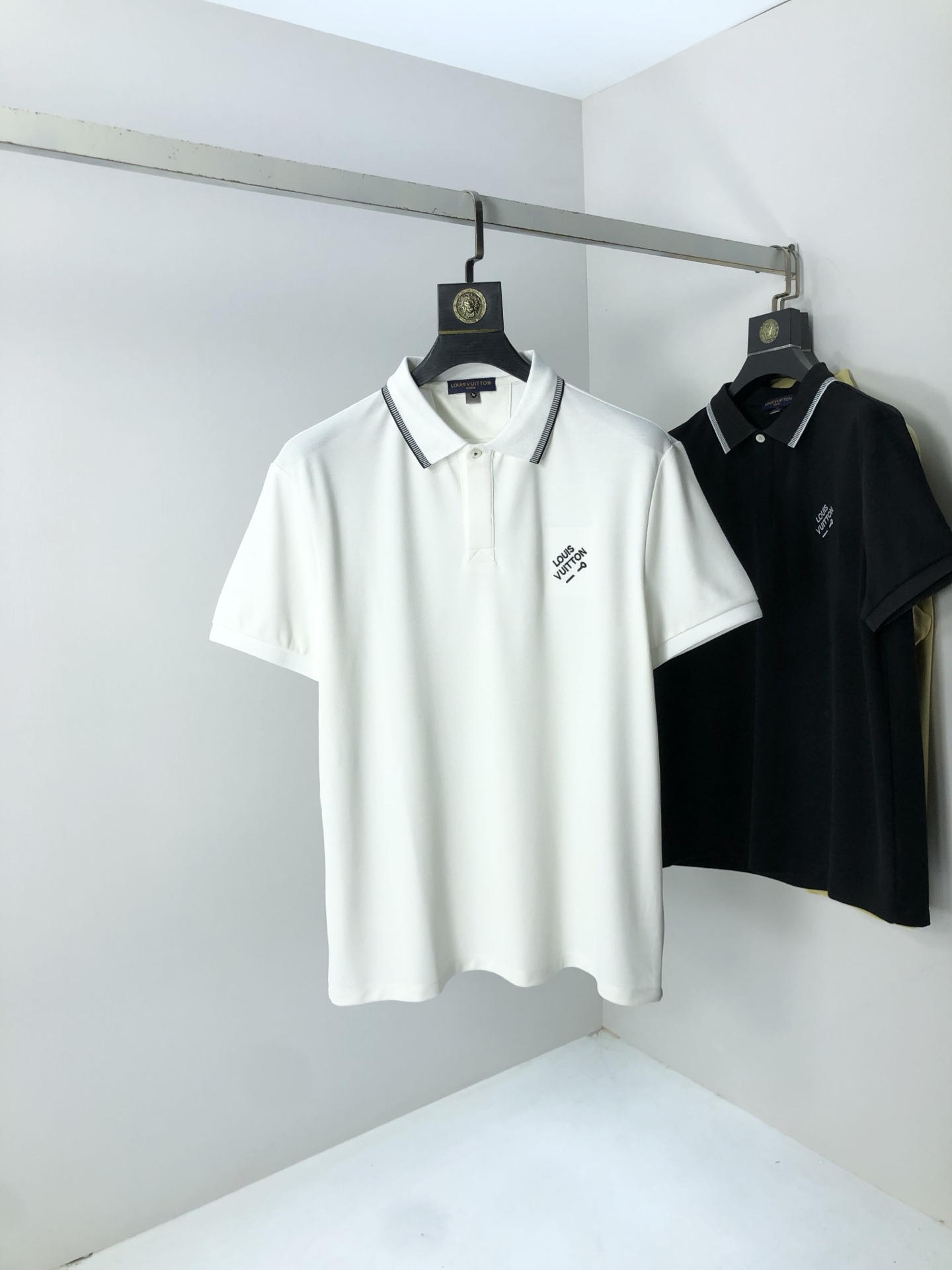 NO:508459,.Lv. 2025 spring and summer new men's logo short-sleeved polo shirt, continuing the classic business casual lapel POLO shirt. This Polo shirt is made of mercerized double-sided cotton bead floor fabric, and the timeless design can transcend fashion trends. Classic style, 2-brand LOGO three-dimensional and unique, making the whole more detailed. The combination style, the fabric is made of cotton beaded material, comfortable, skin-friendly, breathable, and is a very practical wear for daily commuting and leisure. Highly recommended. Size M-3XL m wear 175/130,,louis vuitton, T-shirt, alexander wang19860909.Lv.2025春夏新款男士标识短袖polo衫,延续经典商务休闲翻领POLO恤.该款Polo衫采用丝光双面棉质珠地面料制成,隽永设计可跨越时尚潮流.经典款型,2品牌LOGO立体别致,让整体更具细节感 合体的版型,面料采用全棉珠地料,舒适,亲肤,透气好,平时通勤休闲都很实穿的一款 强烈推荐.尺码M-3XL m穿175/130,,louis vuitton,T-shirt,alexander wang,Men's clothing