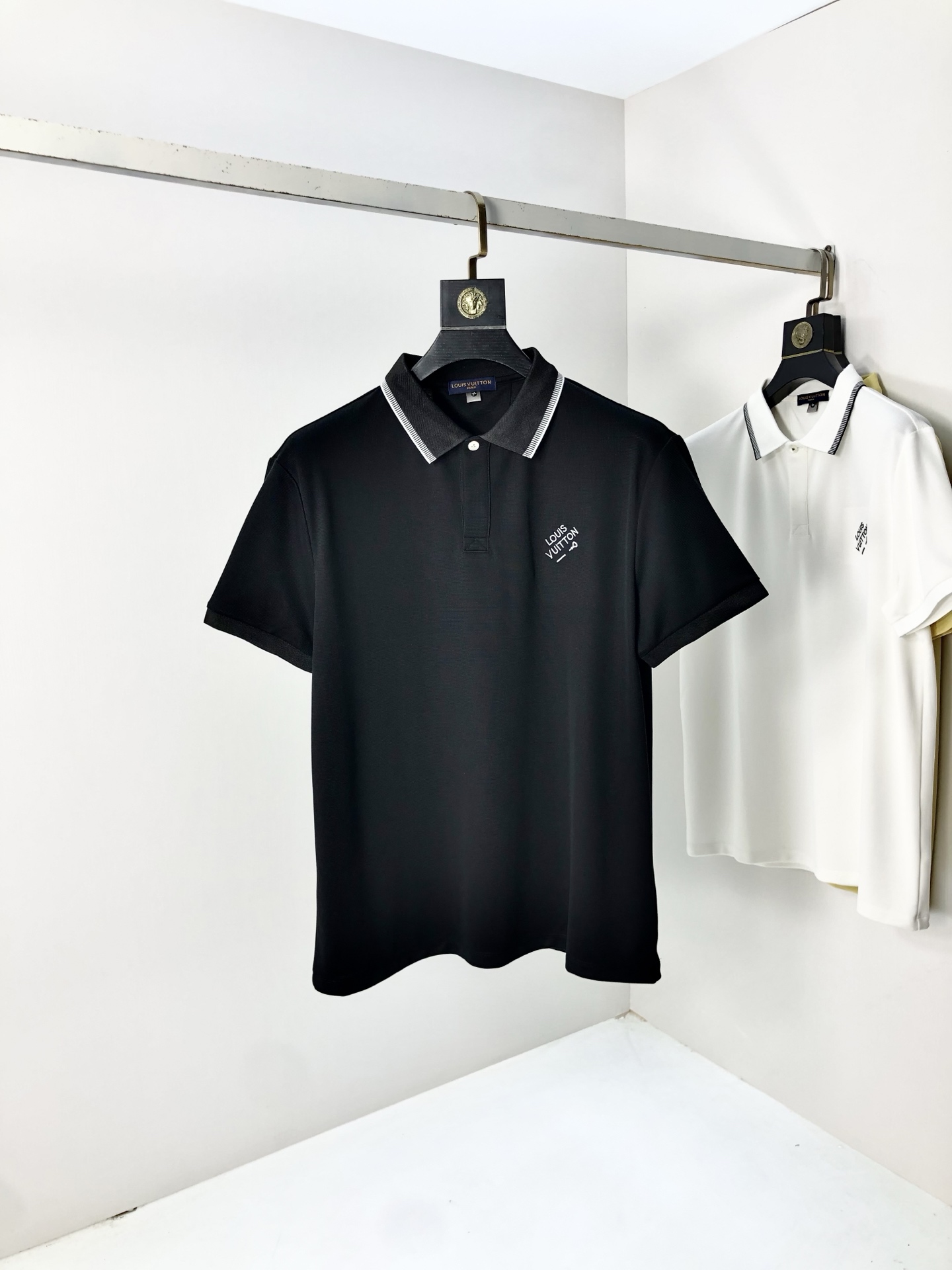 NO:508464,.Lv. 2025 spring and summer new men's logo short-sleeved polo shirt, continuing the classic business casual lapel POLO shirt. This Polo shirt is made of mercerized double-sided cotton bead floor fabric, and the timeless design can transcend fashion trends. Classic style, 2-brand LOGO three-dimensional and unique, making the overall more detailed. The combination style, the fabric is made of cotton beaded material, comfortable, skin-friendly, breathable, and is a very practical wear for daily commuting and leisure. Highly recommended. Size M-3XL m wear 175/130,,louis vuitton, T-shirt, alexander wang19860909.Lv .2025春夏新款男士标识短袖polo衫,延续经典商务休闲翻领POLO恤.该款Polo衫采用丝光双面棉质珠地面料制成,隽永设计可跨越时尚潮流.经典款型,2品牌LOGO立体别致,让整体更具细节感 合体的版型,面料采用全棉珠地料,舒适,亲肤,透气好,平时通勤休闲都很实穿的一款 强烈推荐.尺码M-3XL m穿175/130,,louis vuitton,T-shirt,alexander wang,Men's clothing