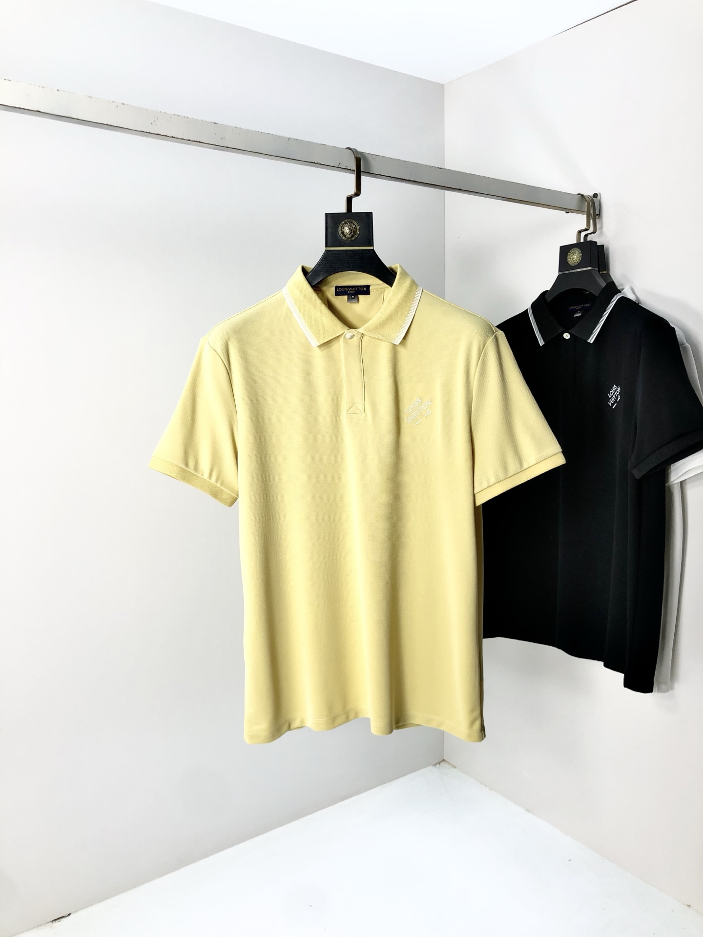 NO:508469,.LV. The new spring and summer 2025 short-sleeved polo shirt for men, continuing the classic business casual lapel POLO shirt. This polo shirt is made of mercerized double-sided cotton bead floor fabric, and the timeless design can transcend fashion trends. Classic style, 2-brand LOGO three-dimensional and unique, making the overall more detailed. The combination style, the fabric is made of all-cotton beaded material, comfortable, skin-friendly, breathable, and is a very practical model for daily commuting and leisure. Highly recommended. Size M-3XL m wear 175/130,,louis vuitton, T-shirt, alexander wang19860909.LV.2025春夏新款男士标识短袖polo衫,延续经典商务休闲翻领POLO恤.该款Polo衫采用丝光双面棉质珠地面料制成,隽永设计可跨越时尚潮流.经典款型,2品牌LOGO立体别致,让整体更具细节感 合体的版型,面料采用全棉珠地料,舒适,亲肤,透气好,平时通勤休闲都很实穿的一款 强烈推荐.尺码M-3XL m穿175/130,,louis vuitton,T-shirt,alexander wang,Men's clothing