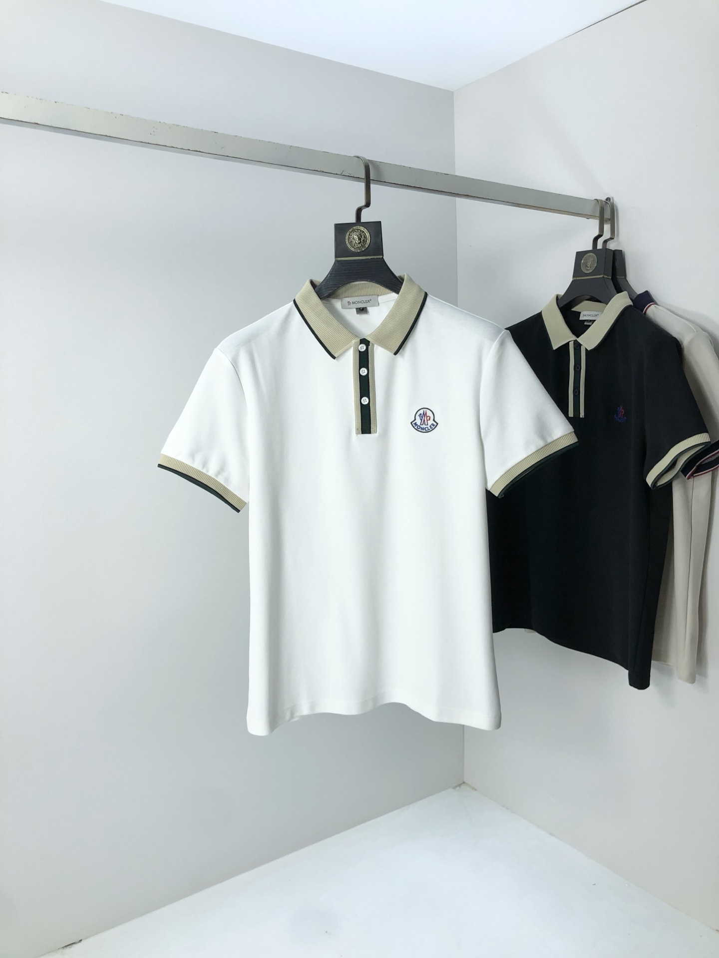 NO:508474,.The 2025 spring and summer new men's logo short-sleeved polo shirt continues the classic business casual lapel POLO shirt. This Polo shirt is made of mercerized double-sided cotton bead floor fabric, and the timeless design can transcend fashion trends. The classic style, the 2-brand LOGO three-dimensional and unique, making the overall more detailed. The combination style, the fabric is made of all-cotton beaded material, comfortable, skin-friendly, breathable, and is a very practical wear for daily commuting and leisure. Highly recommended. Size M-3XL m wear 175/130, Moncler, T-shirt, alexander wang19860909.蒙口 .2025春夏新款男士标识短袖polo衫,延续经典商务休闲翻领POLO恤.该款Polo衫采用丝光双面棉质珠地面料制成,隽永设计可跨越时尚潮流.经典款型,2品牌LOGO立体别致,让整体更具细节感 合体的版型,面料采用全棉珠地料,舒适,亲肤,透气好,平时通勤休闲都很实穿的一款 强烈推荐.尺码M-3XL m穿175/130,,Moncler,T-shirt,alexander wang,Men's clothing