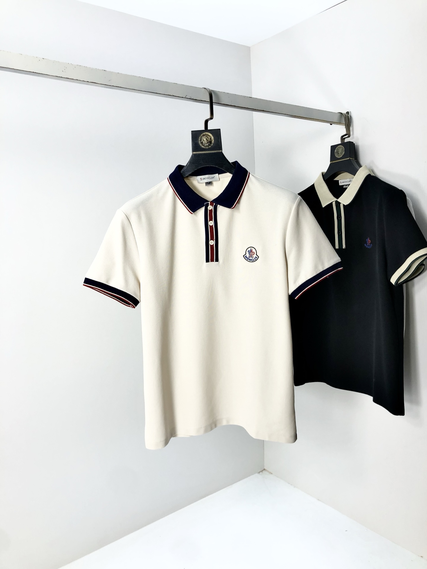 NO:508479,.The 2025 spring and summer new men's logo short-sleeved polo shirt continues the classic business casual lapel POLO shirt. This Polo shirt is made of mercerized double-sided cotton bead floor fabric, and the timeless design can transcend fashion trends. The classic style, the 2-brand LOGO three-dimensional and unique, making the overall more detailed. The combination style, the fabric is made of cotton beaded material, comfortable, skin-friendly, breathable, and is a very practical wear for daily commuting and leisure. Highly recommended. Size M-3XL m wear 175/130, Moncler, T-shirt, alexander wang19860909.蒙口.2025春夏新款男士标识短袖polo衫,延续经典商务休闲翻领POLO恤.该款Polo衫采用丝光双面棉质珠地面料制成,隽永设计可跨越时尚潮流.经典款型,2品牌LOGO立体别致,让整体更具细节感 合体的版型,面料采用全棉珠地料,舒适,亲肤,透气好,平时通勤休闲都很实穿的一款 强烈推荐.尺码M-3XL m穿175/130,,Moncler,T-shirt,alexander wang,Men's clothing