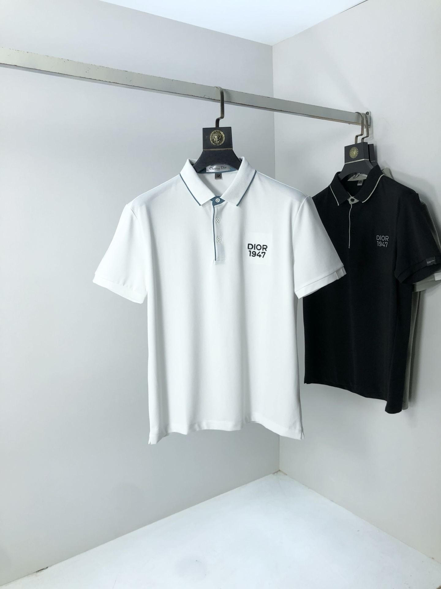 NO:508483,.Dior.2025 spring and summer new men's logo short-sleeved polo shirt, continuing the classic business casual lapel POLO shirt. This Polo shirt is made of mercerized double-sided cotton bead floor fabric, and the timeless design can transcend fashion trends. Classic style, 2-brand LOGO three-dimensional and unique, making the overall more detailed. The combination style, the fabric is made of cotton beaded material, comfortable, skin-friendly, breathable, and is a very practical wear for daily commuting and leisure. Highly recommended. Size M-3XL m wear 175/130,,dior,T-shirt,alexander wang19860909.Dior.2025春夏新款男士标识短袖polo衫,延续经典商务休闲翻领POLO恤.该款Polo衫采用丝光双面棉质珠地面料制成,隽永设计可跨越时尚潮流.经典款型,2品牌LOGO立体别致,让整体更具细节感 合体的版型,面料采用全棉珠地料,舒适,亲肤,透气好,平时通勤休闲都很实穿的一款 强烈推荐.尺码M-3XL m穿175/130,,dior,T-shirt,alexander wang,Men's clothing