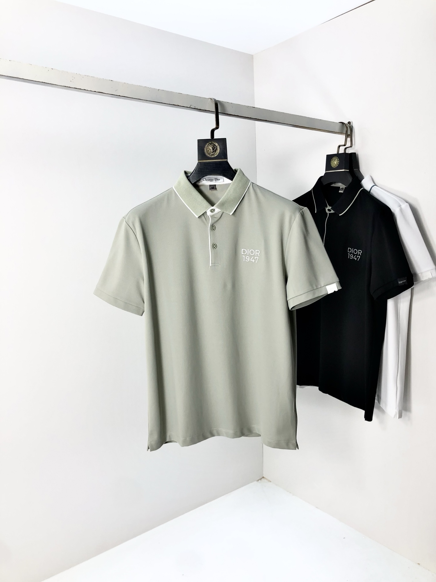 NO:508490,.Dior.2025 spring and summer new men's logo short-sleeved polo shirt, continuing the classic business casual lapel POLO shirt. This Polo shirt is made of mercerized double-sided cotton bead floor fabric, and the timeless design can transcend fashion trends. Classic style, 2-brand LOGO three-dimensional and unique, making the overall more detailed. The combination style, the fabric is made of cotton beaded material, comfortable, skin-friendly, breathable, and is a very practical wear for daily commuting and leisure. Highly recommended. Size M-3XL m wear 175/130,,dior,T-shirt,alexander wang19860909.Dior.2025春夏新款男士标识短袖polo衫,延续经典商务休闲翻领POLO恤.该款Polo衫采用丝光双面棉质珠地面料制成,隽永设计可跨越时尚潮流.经典款型,2品牌LOGO立体别致,让整体更具细节感 合体的版型,面料采用全棉珠地料,舒适,亲肤,透气好,平时通勤休闲都很实穿的一款 强烈推荐.尺码M-3XL m穿175/130,,dior,T-shirt,alexander wang,Men's clothing