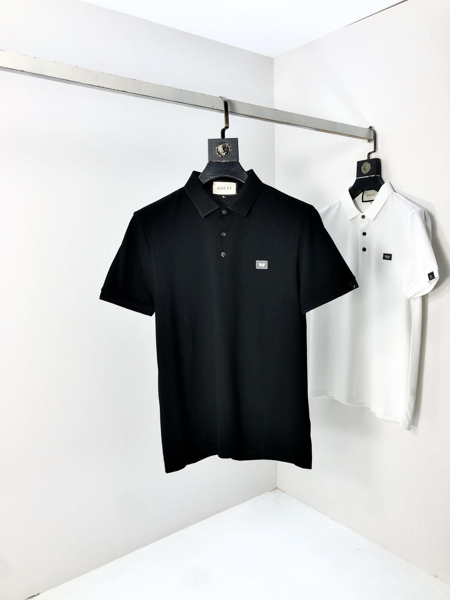 NO:508493,.Gucci .2025 spring and summer new men's logo short-sleeved polo shirt, continuing the classic business casual lapel POLO shirt. This Polo shirt is made of mercerized double-sided cotton bead floor fabric, and the timeless design can transcend fashion trends. Classic style, 2-brand LOGO three-dimensional and unique, making the overall more detailed. The combination style, the fabric is made of cotton beaded material, comfortable, skin-friendly, breathable, and is a very practical wear for daily commuting and leisure. Highly recommended. Size M-3XL m wear 175/130, gucci, T-shirt, alexander wang19860909.Gucci .2025春夏新款男士标识短袖polo衫,延续经典商务休闲翻领POLO恤.该款Polo衫采用丝光双面棉质珠地面料制成,隽永设计可跨越时尚潮流.经典款型,2品牌LOGO立体别致,让整体更具细节感 合体的版型,面料采用全棉珠地料,舒适,亲肤,透气好,平时通勤休闲都很实穿的一款 强烈推荐.尺码M-3XL m穿175/130,,gucci,T-shirt,alexander wang,Men's clothing