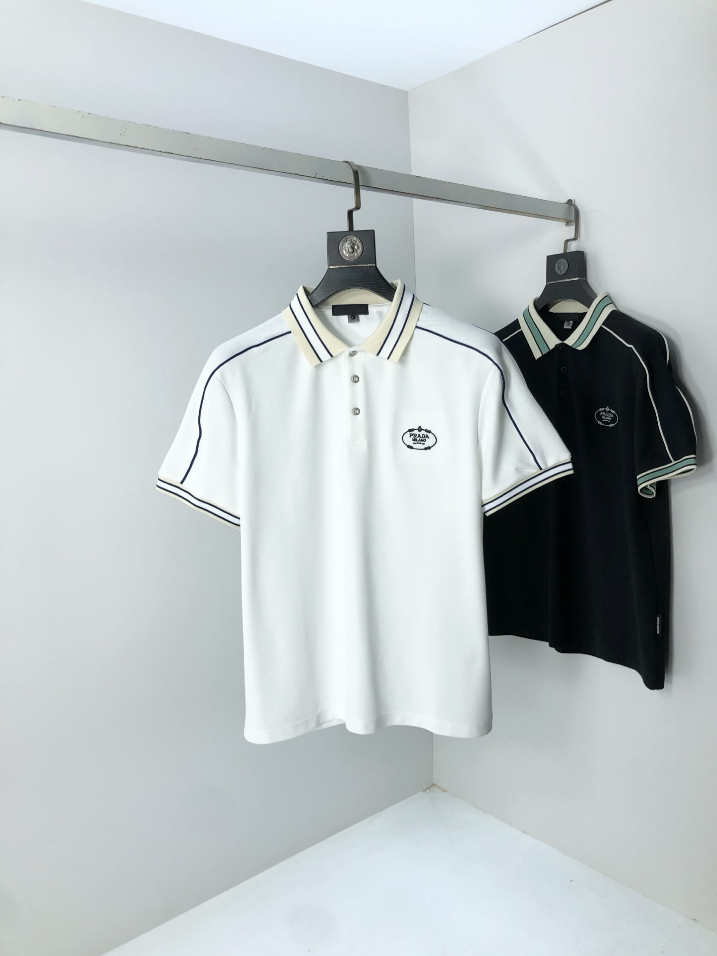 NO:508496,.Prada .2025 spring and summer new men's logo short-sleeved polo shirt, continuing the classic business casual lapel POLO shirt. This Polo shirt is made of mercerized double-sided cotton bead floor fabric, and the timeless design can transcend fashion trends. Classic style, 2-brand LOGO three-dimensional and unique, making the whole more detailed. The combination style, the fabric is made of cotton beaded material, comfortable, skin-friendly, breathable, and is a very practical wear for daily commuting and leisure. Highly recommended. Size M-3XL m wear 175/130, prada, T-shirt, alexander wang19860909.普拉达 .2025春夏新款男士标识短袖polo衫,延续经典商务休闲翻领POLO恤.该款Polo衫采用丝光双面棉质珠地面料制成,隽永设计可跨越时尚潮流.经典款型,2品牌LOGO立体别致,让整体更具细节感 合体的版型,面料采用全棉珠地料,舒适,亲肤,透气好,平时通勤休闲都很实穿的一款 强烈推荐.尺码M-3XL m穿175/130,,prada,T-shirt,alexander wang,Men's clothing