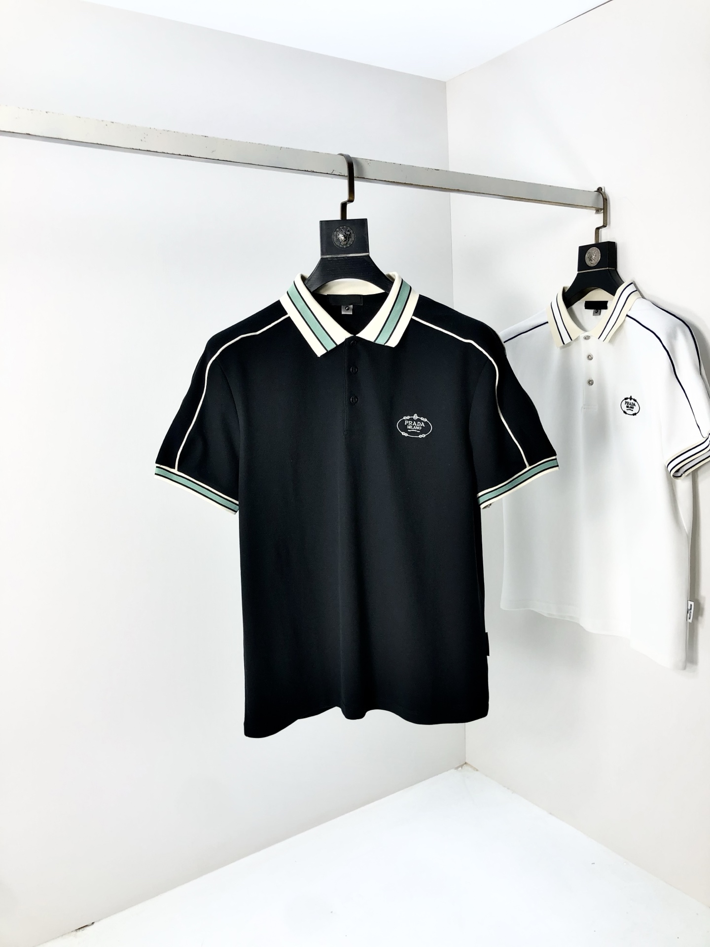 NO:508498,.Prada. 2025 spring and summer new men's logo short-sleeved polo shirt, continuing the classic business casual lapel POLO shirt. This Polo shirt is made of mercerized double-sided cotton bead floor fabric, and the timeless design can transcend fashion trends. Classic style, 2-brand LOGO three-dimensional and unique, making the overall more detailed. The combination style, the fabric is made of all-cotton beaded material, comfortable, skin-friendly, breathable, and is a very practical wear for daily commuting and leisure. Highly recommended. Size M-3XL m wear 175/130, prada, T-shirt, alexander wang19860909.普拉达.2025春夏新款男士标识短袖polo衫,延续经典商务休闲翻领POLO恤.该款Polo衫采用丝光双面棉质珠地面料制成,隽永设计可跨越时尚潮流.经典款型,2品牌LOGO立体别致,让整体更具细节感 合体的版型,面料采用全棉珠地料,舒适,亲肤,透气好,平时通勤休闲都很实穿的一款 强烈推荐.尺码M-3XL m穿175/130,,prada,T-shirt,alexander wang,Men's clothing