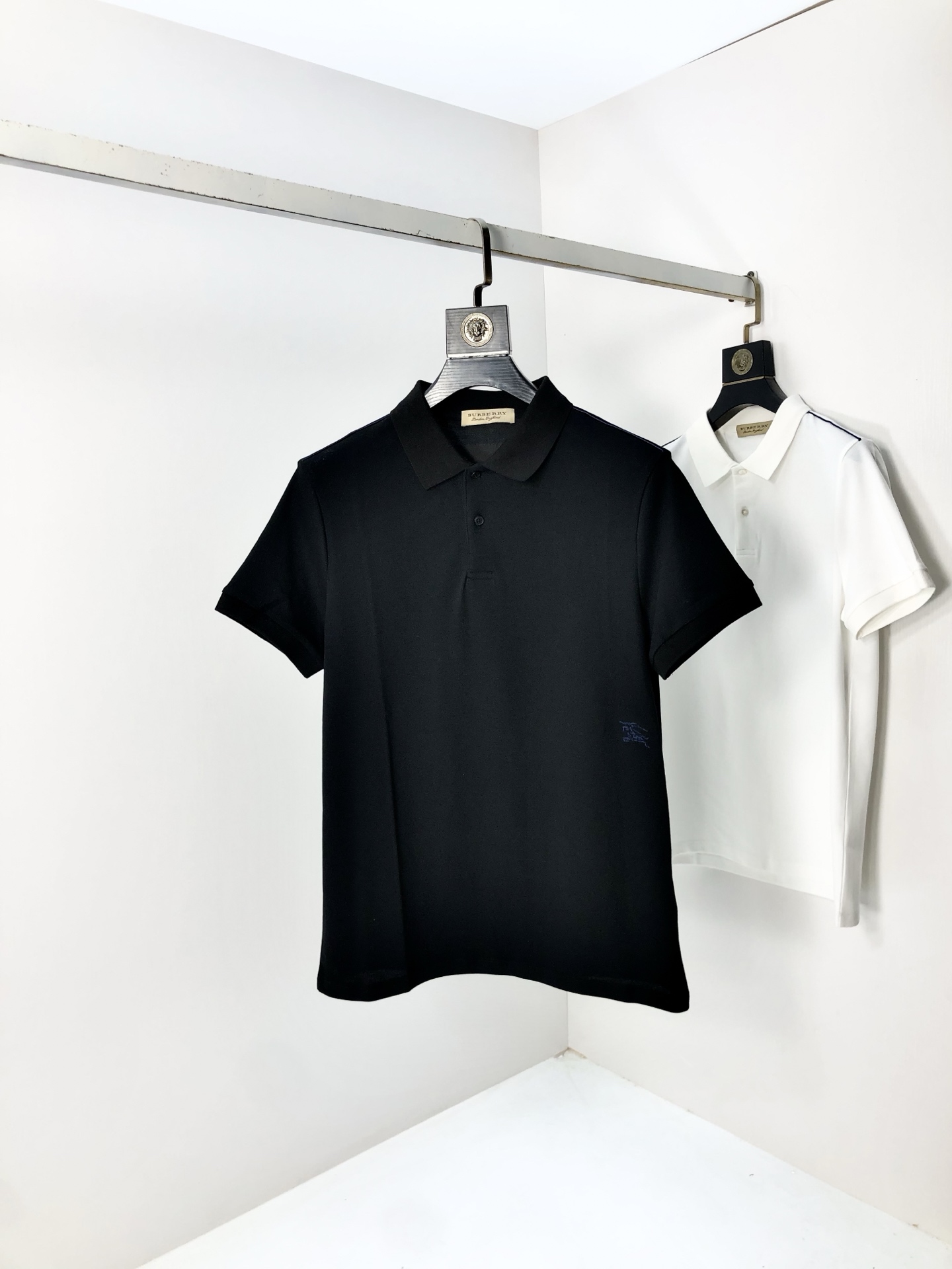 NO:508501,.Burberry. 2025 spring and summer new men's logo short-sleeved polo shirt, continuing the classic business casual lapel POLO shirt. This Polo shirt is made of mercerized double-sided cotton bead floor fabric, and the timeless design can transcend fashion trends. Classic style, 2-brand LOGO three-dimensional and unique, making the overall more detailed. The combination style, the fabric is made of cotton beaded material, comfortable, skin-friendly, breathable, and is a very practical wear for daily commuting and leisure. Highly recommended. Size M-3XL m wear 175/130, burberry, T-shirt, alexander wang19860909.巴宝莉.2025春夏新款男士标识短袖polo衫,延续经典商务休闲翻领POLO恤.该款Polo衫采用丝光双面棉质珠地面料制成,隽永设计可跨越时尚潮流.经典款型,2品牌LOGO立体别致,让整体更具细节感 合体的版型,面料采用全棉珠地料,舒适,亲肤,透气好,平时通勤休闲都很实穿的一款 强烈推荐.尺码M-3XL m穿175/130,,burberry,T-shirt,alexander wang,Men's clothing