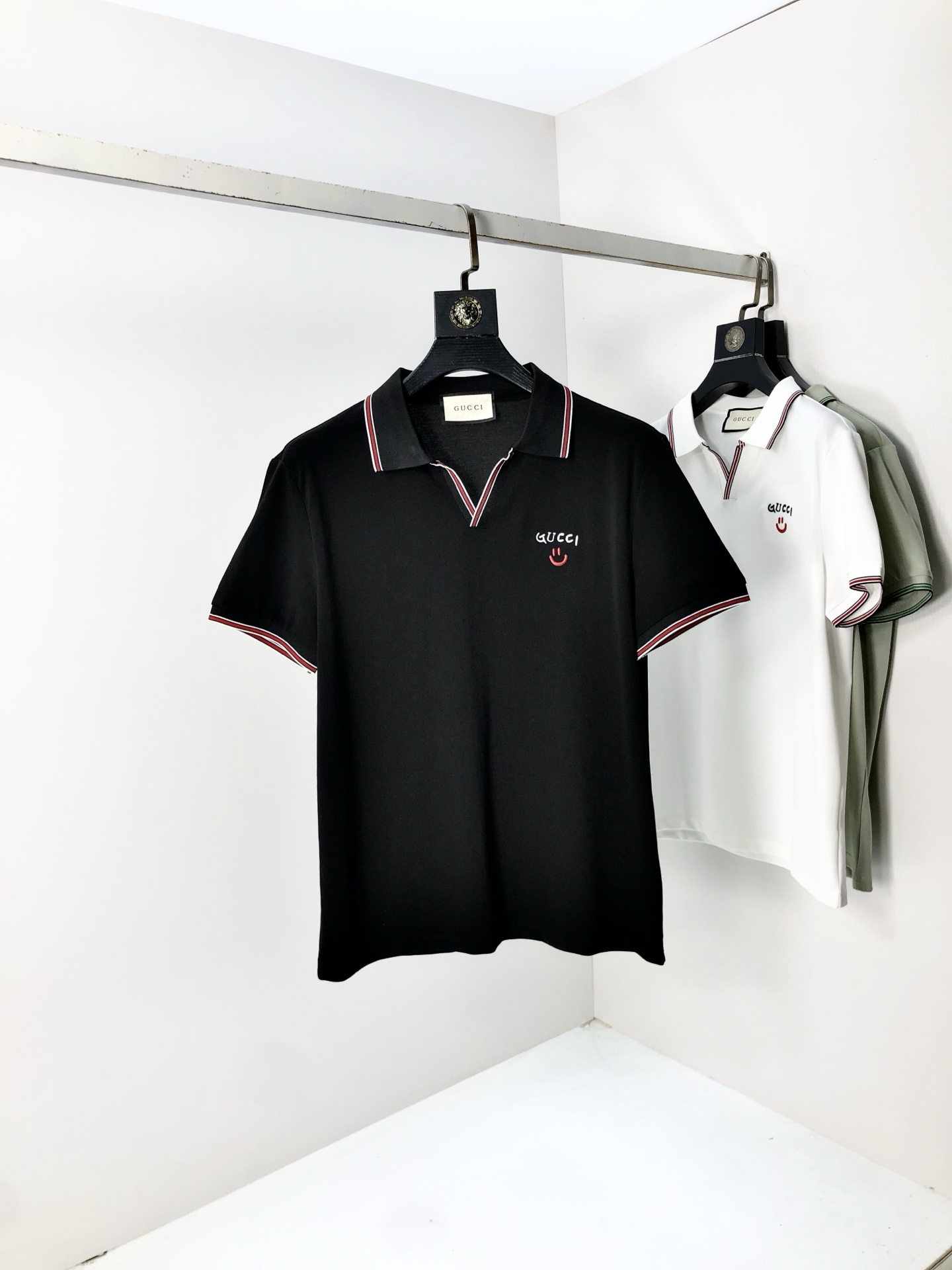 NO:508504,.Gucci .2025 spring and summer new men's logo short-sleeved polo shirt, continuing the classic business casual lapel POLO shirt. This Polo shirt is made of mercerized double-sided cotton bead floor fabric, and the timeless design can transcend fashion trends. Classic style, 2-brand LOGO three-dimensional and unique, making the overall more detailed. The combination style, the fabric is made of cotton beaded material, comfortable, skin-friendly, breathable, and is a very practical wear for daily commuting and leisure. Highly recommended. Size M-3XL m wear 175/130, gucci, T-shirt, alexander wang19860909.Gucci .2025春夏新款男士标识短袖polo衫,延续经典商务休闲翻领POLO恤.该款Polo衫采用丝光双面棉质珠地面料制成,隽永设计可跨越时尚潮流.经典款型,2品牌LOGO立体别致,让整体更具细节感 合体的版型,面料采用全棉珠地料,舒适,亲肤,透气好,平时通勤休闲都很实穿的一款 强烈推荐.尺码M-3XL m穿175/130,,gucci,T-shirt,alexander wang,Men's clothing