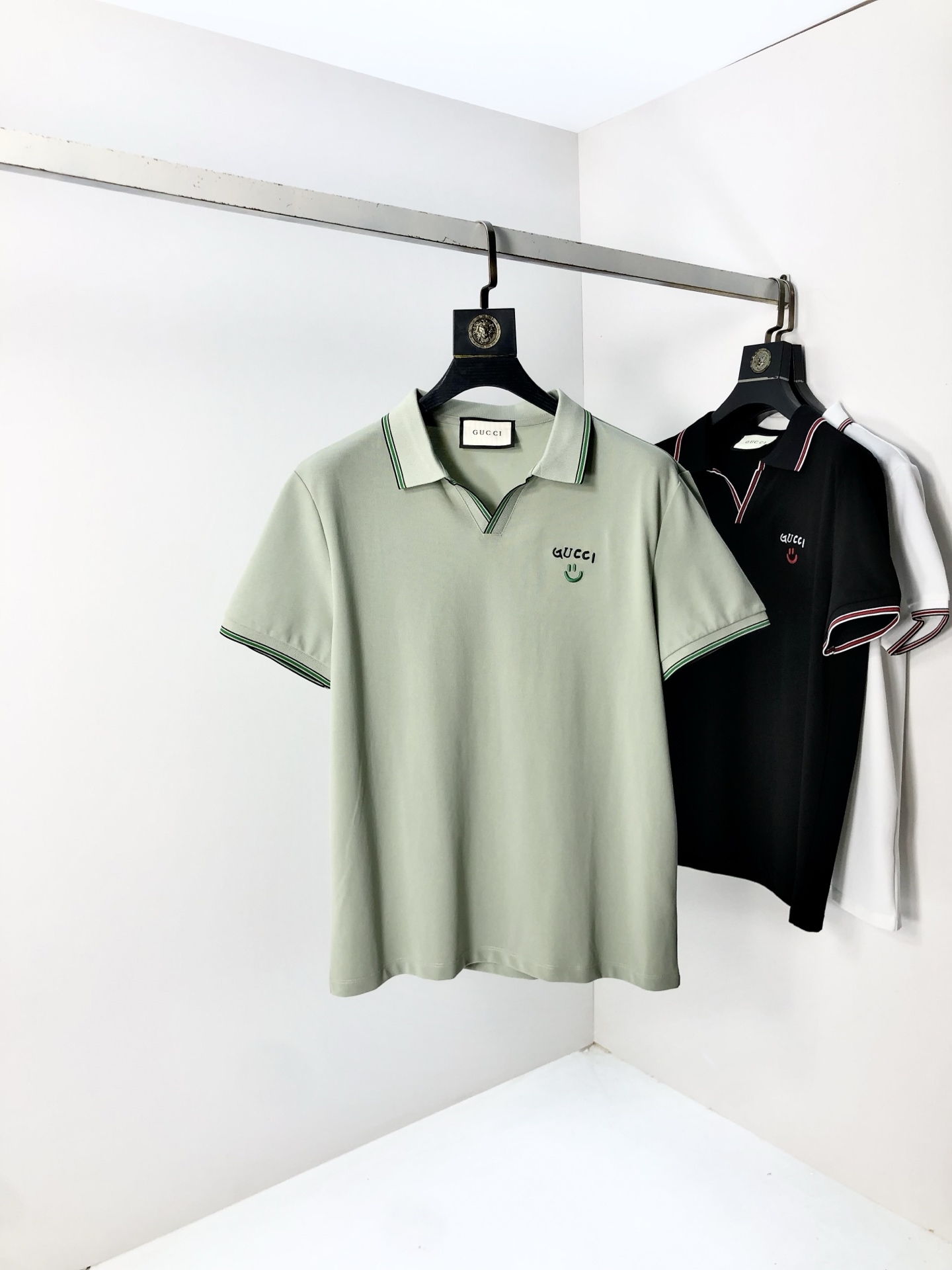 NO:508505,.Gucci.2025 spring and summer new men's logo short-sleeved polo shirt, continuing the classic business casual lapel POLO shirt. This Polo shirt is made of mercerized double-sided cotton bead floor fabric, and the timeless design can transcend fashion trends. Classic style, 2-brand LOGO three-dimensional and unique, making the overall more detailed. The combination style, the fabric is made of cotton beaded material, comfortable, skin-friendly, breathable, and is a very practical wear for daily commuting and leisure. Highly recommended. Size M-3XL m wear 175/130, gucci, T-shirt, alexander wang19860909.Gucci.2025春夏新款男士标识短袖polo衫,延续经典商务休闲翻领POLO恤.该款Polo衫采用丝光双面棉质珠地面料制成,隽永设计可跨越时尚潮流.经典款型,2品牌LOGO立体别致,让整体更具细节感 合体的版型,面料采用全棉珠地料,舒适,亲肤,透气好,平时通勤休闲都很实穿的一款 强烈推荐.尺码M-3XL m穿175/130,,gucci,T-shirt,alexander wang,Men's clothing