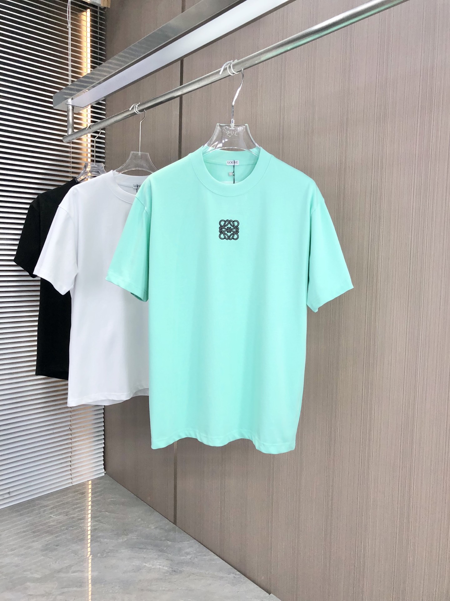 NO:135517,LOEWE 2025 spring and summer new style, round neck short sleeves, three-dimensional embroidery on the chest, back cover embroidery logo, high gram weight 320g double yarn combed cotton fabric, slightly loose style, soft and thick fabric feels the same style for men and women, color black white green, SMLXLXXL,,loewe,loewe,T-shirt,alexander wang19860909LOEWE 罗意威 2025春夏新款 圆领短袖 胸前立体绣花 后幅贴皮刺绣logo 采用高克重320克双纱精梳棉面料 微宽松版型 面料手感柔软厚实 男女同款 颜色黑 白 绿 码数SMLXLXXL,,loewe,loewe,T-shirt,alexander wang,Men's clothing