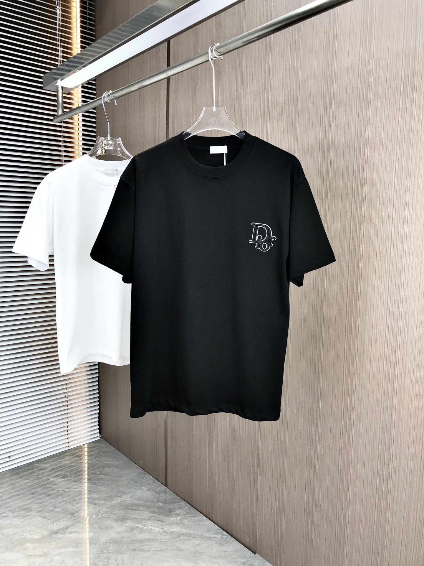 NO:135524,Dior 2025 spring and summer new style, round neck short sleeves, arch bridge hollow embroidery single needle embroidery, full of details, high gram weight 320 grams double yarn combed cotton fabric, slightly loose style, fabric feels soft and thick, same style for men and women, color black and white, SMLXLXXL,,dior,dior,T-shirt,alexander wang19860909Dior 迪奥2025春夏新款 圆领短袖 拱桥中空绣单针绣 细节满满 采用高克重320克双纱精梳棉面料 微宽松版型 面料手感柔软厚实 男女同款 颜色黑 白 码数SMLXLXXL,,dior,dior,T-shirt,alexander wang,Men's clothing