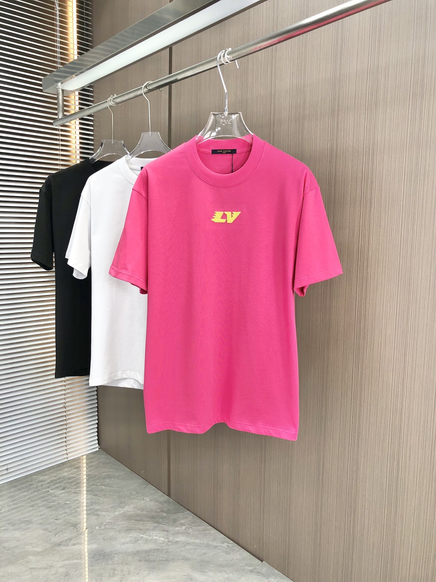 NO:135526,Donkey Louis Vuitton 2025 spring and summer new style, round neck short sleeves, hollow three-dimensional embroidery at the front, contrasting color and needle embroidery at the back, full of details, high gram weight 320 grams double yarn combed cotton fabric, slightly loose style, soft and thick fabric feels the same style as men and women, color black white rose red, SMLXLXXL,,louis vuitton,louis vuitton,louis vuitton,T-shirt,alexander wang19860909驴家 路易威登2025春夏新款 圆领短袖 前面中空立体绣 后幅撞色挨针绣花 细节满满 采用高克重320克双纱精梳棉面料 微宽松版型 面料手感柔软厚实 男女同款 颜色黑 白 玫红 码数SMLXLXXL,,louis vuitton,louis vuitton,louis vuitton,T-shirt,alexander wang,Men's clothing