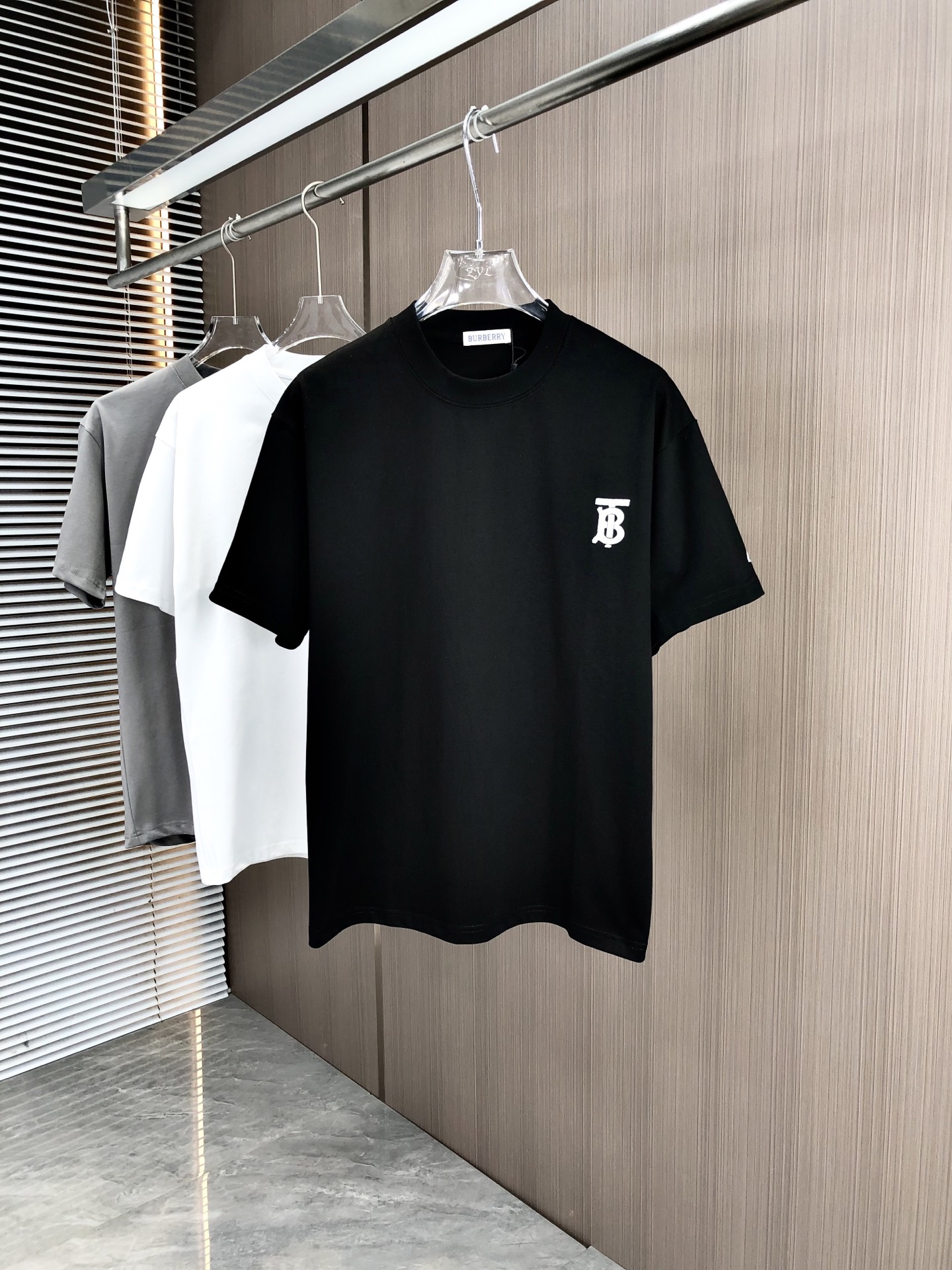 NO:135531,BUR Burberry 2025 spring and summer new style, round neck short sleeves, chain embroidery process, large back LOGO embroidery, full of details, high gram weight 320 grams double yarn combed cotton fabric, slightly loose style, soft and thick fabric feels the same style, color black white gray, code SMLXLXXL,,burberry,burberry,T-shirt,alexander wang19860909BUR 巴宝莉2025春夏新款 圆领短袖 锁链绣花工艺 后幅大LOGO绣花 细节满满 采用高克重320克双纱精梳棉面料 微宽松版型 面料手感柔软厚实 男女同款 颜色黑 白 灰 码数SMLXLXXL,,burberry,burberry,T-shirt,alexander wang,Men's clothing