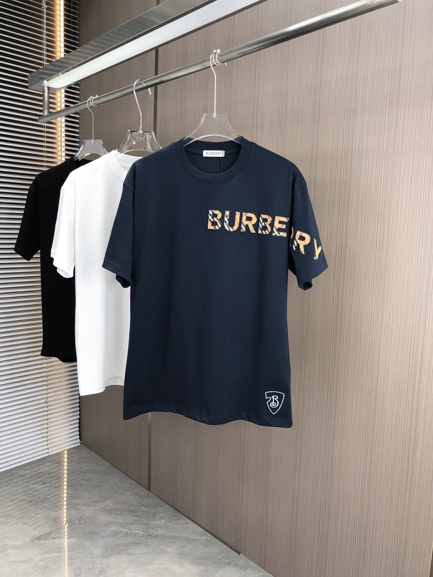 NO:135527,BUR Burberry 2025 spring and summer new style, round neck short sleeves, plaid patch matching embroidery, hem embroidery, full of details, high gram weight 320 grams double yarn combed cotton fabric, slightly loose style, fabric feels soft and thick, same style for men and women, color black white, hidden blue, code SMLXLXXL,,burberry,burberry,T-shirt,alexander wang19860909BUR 巴宝莉2025春夏新款 圆领短袖 格子布贴布对位绣花 下摆挨针绣 细节满满 采用高克重320克双纱精梳棉面料 微宽松版型 面料手感柔软厚实 男女同款 颜色黑 白 藏蓝 码数SMLXLXXL,,burberry,burberry,T-shirt,alexander wang,Men's clothing