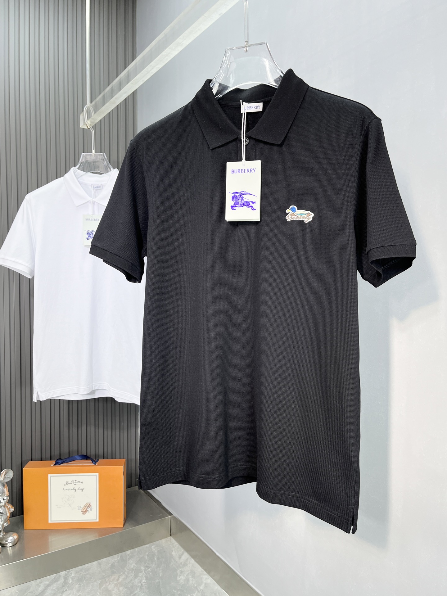 NO:416865,Burberry's new spring and summer new style first-time counter latest short-sleeved lapel T-shirt, high-end customization, avant-garde and fashionable design!  Brand logo heavy craft design, high-end customized mercerated cloud cotton fabric, soft feel, comfortable to wear, exquisite counter-level car line, fine workmanship, invincible and handsome upper body effect!  A must-have item for handsome men!  Color black white Number M-3XL DDD4, burberry, T-shirt,tees, t-shirt,alexander wang19860909巴宝莉 2025春夏新款首发专柜最新款短袖翻领T恤 高端订制 设计前卫时尚！品牌logo重工艺设计 高端定制丝光云朵棉面料.手感柔软.穿着舒适.专柜级别精致车线.做工精细.上身效果无敌帅气！型男必备单品！ 颜色黑色 白色 码数M-3XL DDD4,,burberry,T-shirt,tees，t-shirt,alexander wang,Men's clothing