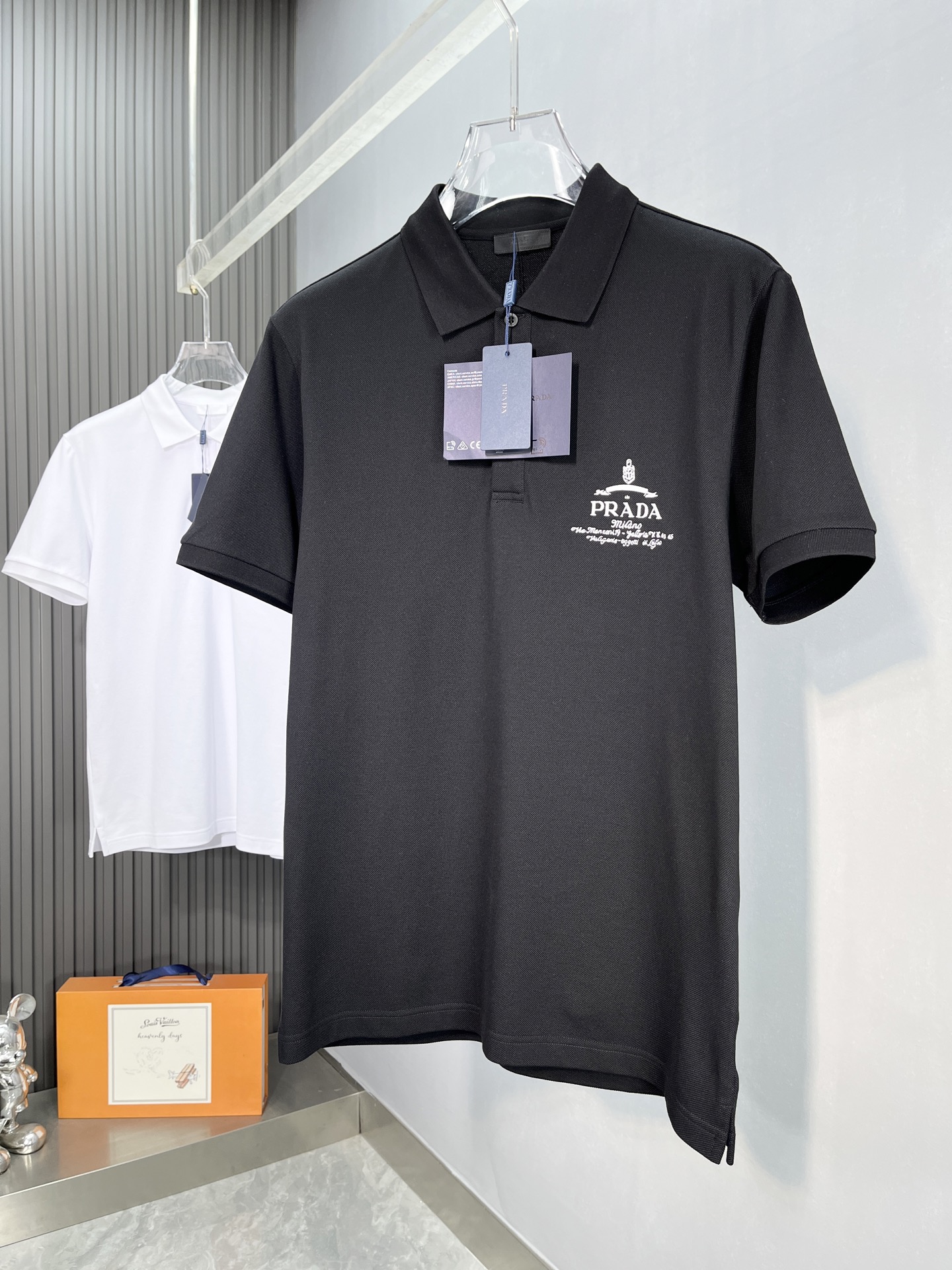 NO:416872,Prada 2025 spring and summer new style first-time counter latest short-sleeved lapel T-shirt, high-end customization, avant-garde and fashionable design!  Brand logo heavy craft design, high-end customized mercerated cloud cotton fabric, soft feel, comfortable to wear, exquisite counter-level car line, fine workmanship, invincible and handsome upper body effect!  A must-have item for handsome men!  Color black white Number M-3XL DDD4, prada, T-shirt,tees, t-shirt,alexander wang19860909普拉达 2025春夏新款首发专柜最新款短袖翻领T恤 高端订制 设计前卫时尚！品牌logo重工艺设计 高端定制丝光云朵棉面料.手感柔软.穿着舒适.专柜级别精致车线.做工精细.上身效果无敌帅气！型男必备单品！ 颜色黑色 白色 码数M-3XL DDD4,,prada,T-shirt,tees，t-shirt,alexander wang,Men's clothing