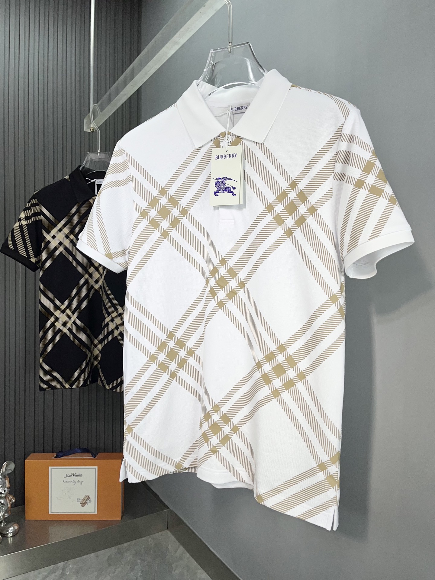 NO:416879,Burberry's new spring and summer new style first-time counter latest short-sleeved lapel T-shirt, high-end customization, avant-garde and fashionable design!  Brand logo heavy craft design, high-end customized mercerated cloud cotton fabric, soft feel, comfortable to wear, exquisite counter-level car line, fine workmanship, invincible and handsome upper body effect!  A must-have item for handsome men!  Color black white Number M-3XL DDD4, burberry, T-shirt,tees, t-shirt,alexander wang19860909巴宝莉 2025春夏新款首发专柜最新款短袖翻领T恤 高端订制 设计前卫时尚！品牌logo重工艺设计 高端定制丝光云朵棉面料.手感柔软.穿着舒适.专柜级别精致车线.做工精细.上身效果无敌帅气！型男必备单品！ 颜色黑色 白色 码数M-3XL DDD4,,burberry,T-shirt,tees，t-shirt,alexander wang,Men's clothing