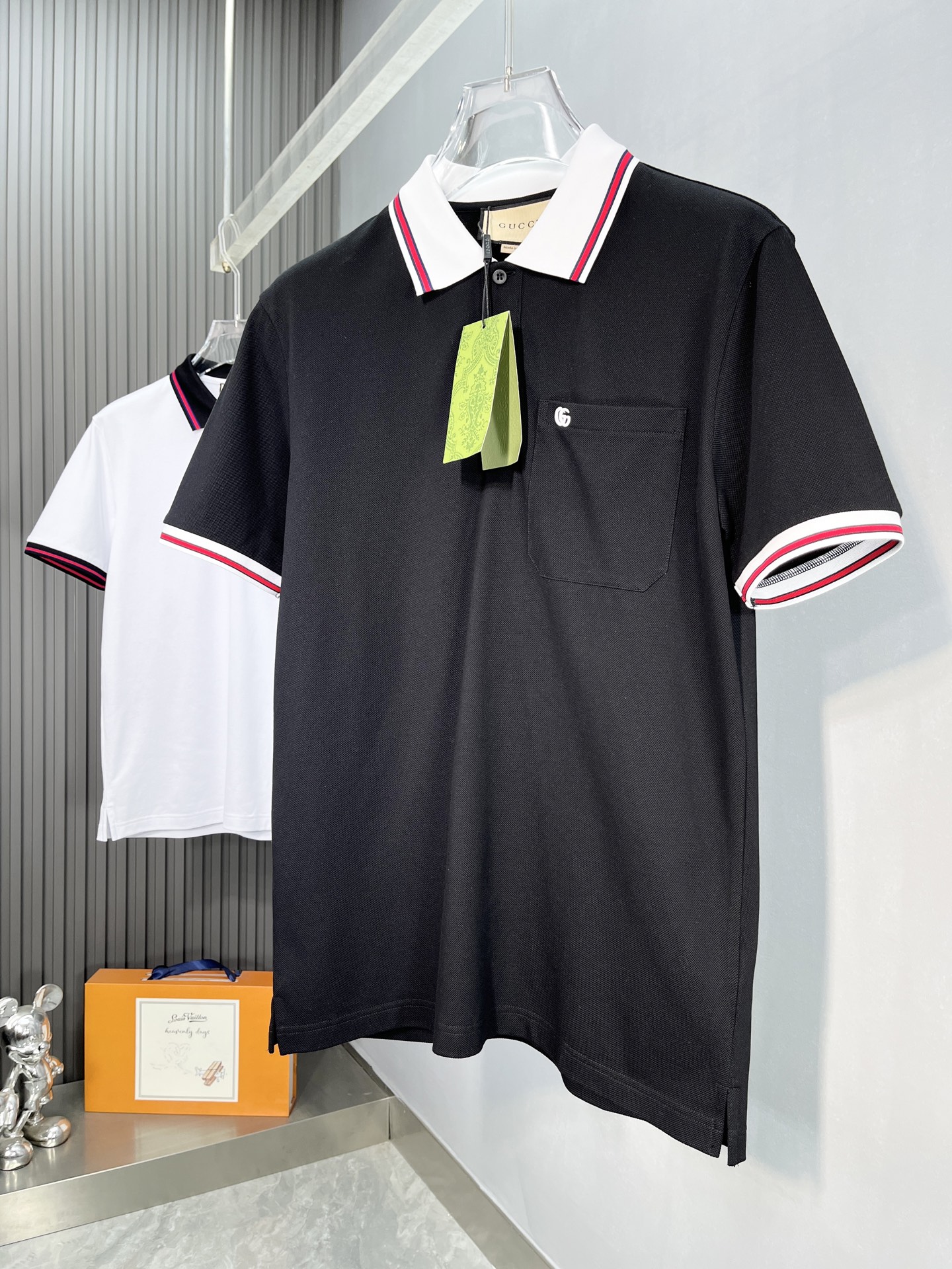 NO:416886,Gucci's new spring and summer new style first-time counter latest short-sleeved lapel T-shirt, high-end customization, avant-garde and fashionable design!  Brand logo heavy craft design, high-end customized mercerated cloud cotton fabric, soft feel, comfortable to wear, exquisite counter-level car line, fine workmanship, invincible and handsome upper body effect!  A must-have item for handsome men!  Color black white Number M-3XL DDD4, gucci, T-shirt,tees, t-shirt,alexander wang19860909古驰 2025春夏新款首发专柜最新款短袖翻领T恤 高端订制 设计前卫时尚！品牌logo重工艺设计 高端定制丝光云朵棉面料.手感柔软.穿着舒适.专柜级别精致车线.做工精细.上身效果无敌帅气！型男必备单品！ 颜色黑色 白色 码数M-3XL DDD4,,gucci,T-shirt,tees，t-shirt,alexander wang,Men's clothing