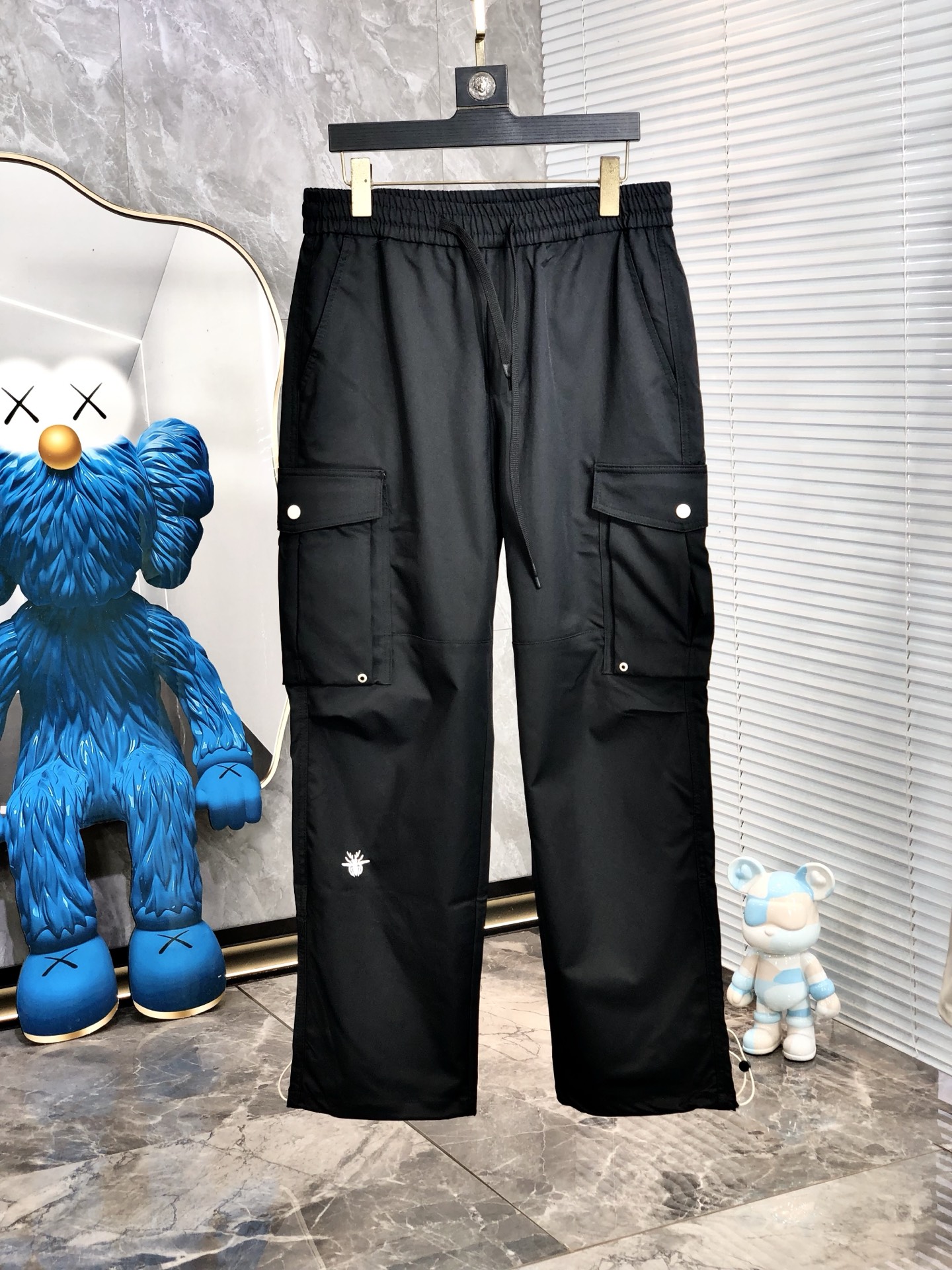 NO:417726,.Dior.2025 spring and summer new casual work pants Fashionable and casual casual style Micro-stretch fabric The fabric is comfortable and soft, breaking through the feel of conventional denim fabrics, not stuffy, and has excellent comfort. It is free and versatile, and it does not deform for a long time. The upper body effect is excellent. h is elegant and elegant, 8 design is constantly innovating but always maintains noble and elegant style and taste, interpreting fashion charm, fashionable and casual products, counter number s-xxL.s wear 27.28,,dior,alexander wang19860909.Dior.2025春夏季新款休闲工装裤 时尚休闲 休闲版型 微弹力面料 面料舒适柔软,突破常规牛仔的面料手感,不闷热,舒适感极佳.随意百搭 久洗不变形 上身效果极佳.h大方优雅的剪裁,8设计不断创新却始终保持着高贵优雅的风格和品位 演绎时尚魅惑 时尚休闲佳品 专柜码数s-xxL.s穿27.28,,dior,alexander wang,Men's clothing