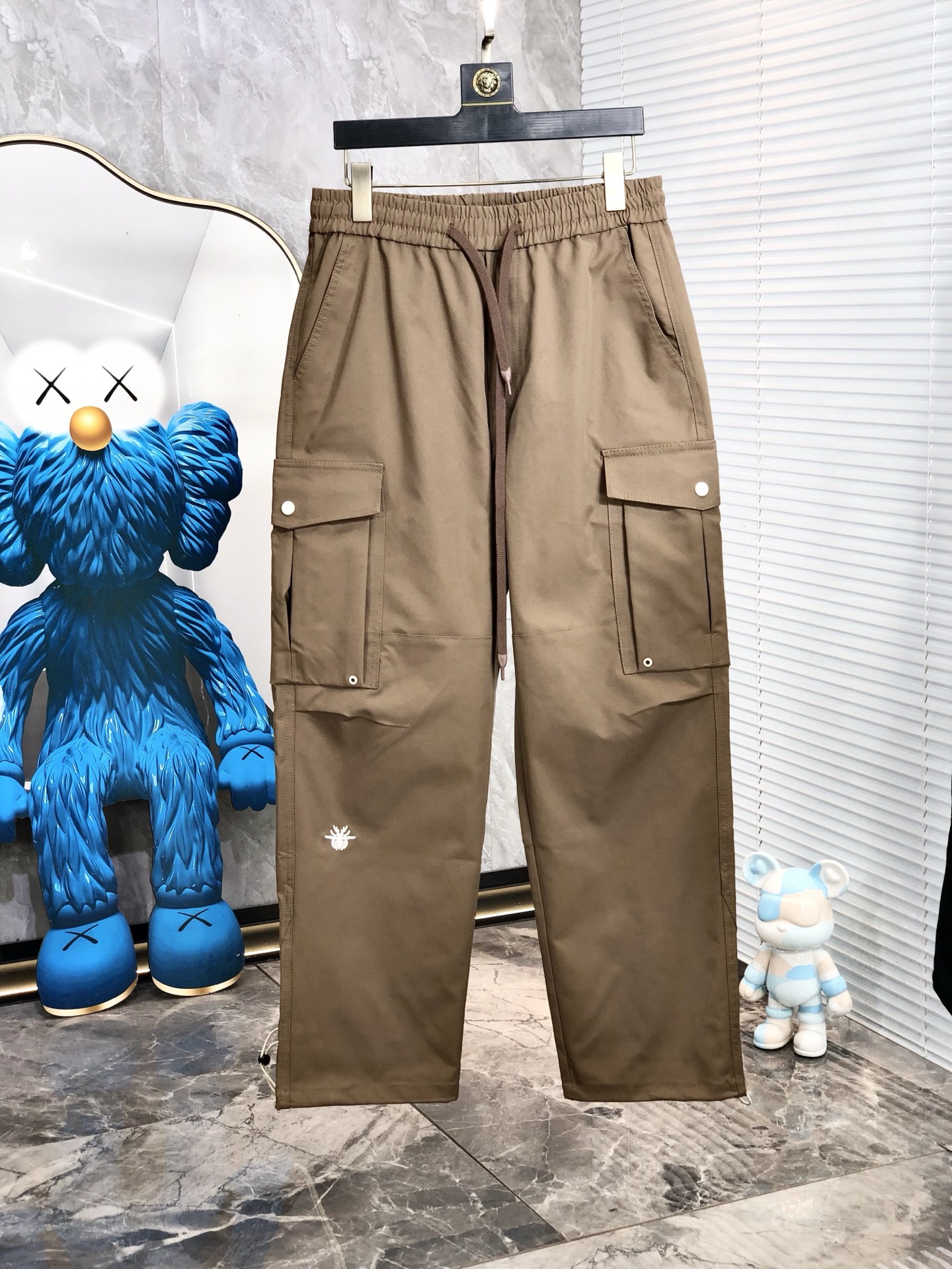 NO:433601,.Dior.2025 spring and summer new casual work pants Fashionable and casual casual style Micro-stretch fabric The fabric is comfortable and soft, breaking through the feel of conventional denim fabrics, not stuffy, and has excellent comfort. It is free and versatile, and it does not deform for a long time. The upper body effect is excellent. h is elegant and elegant, 8 design is constantly innovating but always maintains noble and elegant style and taste, interpreting fashion charm, fashionable and casual products, counter number s-xxL.s wear 27.28,,dior,alexander wang19860909.Dior.2025春夏季新款休闲工装裤 时尚休闲 休闲版型 微弹力面料 面料舒适柔软,突破常规牛仔的面料手感,不闷热,舒适感极佳.随意百搭 久洗不变形 上身效果极佳.h大方优雅的剪裁,8设计不断创新却始终保持着高贵优雅的风格和品位 演绎时尚魅惑 时尚休闲佳品 专柜码数s-xxL.s穿27.28,,dior,alexander wang,Men's clothing