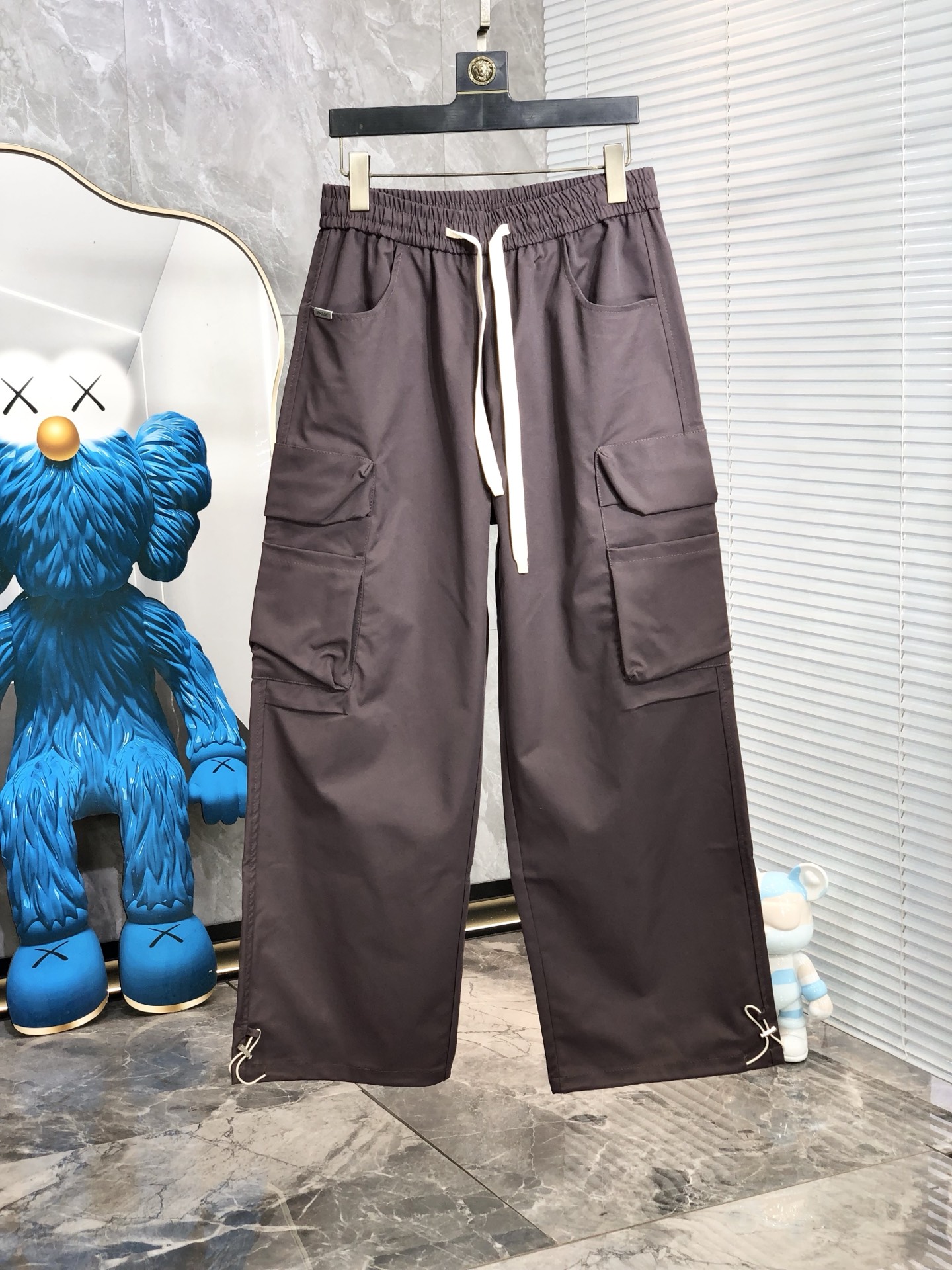 NO:433604,.Prada. New style casual work pants for spring and summer 2025 Fashion and casual casual style Micro-stretch fabric The fabric is comfortable and soft, breaking through the feel of conventional denim fabrics, not stuffy, and excellent comfort. It is free and versatile, and it does not deform for a long time. The upper body effect is excellent. h is elegant and elegant, 8 design is constantly innovating but always maintains noble and elegant style and taste, interpreting fashion charm, fashionable and casual products, counter code number s-xxL.s wear 27.28,,prada,alexander wang19860909.普拉达.2025春夏季新款休闲工装裤 时尚休闲 休闲版型 微弹力面料 面料舒适柔软,突破常规牛仔的面料手感,不闷热,舒适感极佳.随意百搭 久洗不变形 上身效果极佳.h大方优雅的剪裁,8设计不断创新却始终保持着高贵优雅的风格和品位 演绎时尚魅惑 时尚休闲佳品 专柜码数s-xxL.s穿27.28,,prada,alexander wang,Men's clothing