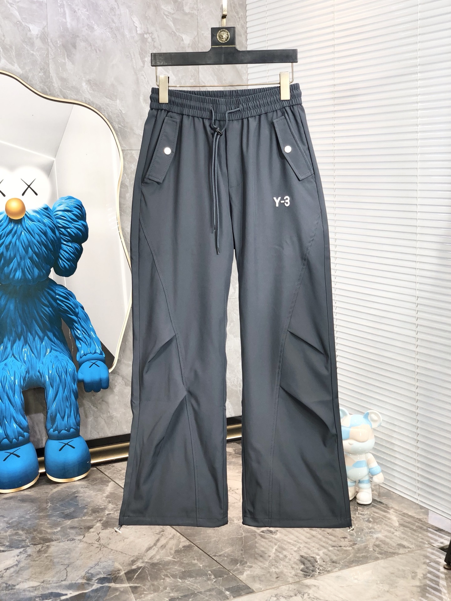 NO:433606,.Y3. New casual work pants for spring and summer 2025 Fashion and casual casual casual style Micro-stretch fabric The fabric is comfortable and soft, breaking through the feel of conventional denim fabrics, not stuffy, and has excellent comfort. It is free and versatile, and it does not deform for a long time. The upper body effect is excellent. h is elegant and elegant, 8 design is constantly innovating but always maintains noble and elegant style and taste, interpreting fashion charm, fashionable and casual products, counter code number s-xxL.s wear 27.28,,alexander wang19860909.Y3.2025春夏季新款休闲工装裤 时尚休闲 休闲版型 微弹力面料 面料舒适柔软,突破常规牛仔的面料手感,不闷热,舒适感极佳.随意百搭 久洗不变形 上身效果极佳.h大方优雅的剪裁,8设计不断创新却始终保持着高贵优雅的风格和品位 演绎时尚魅惑 时尚休闲佳品 专柜码数s-xxL.s穿27.28,,alexander wang,Men's clothing